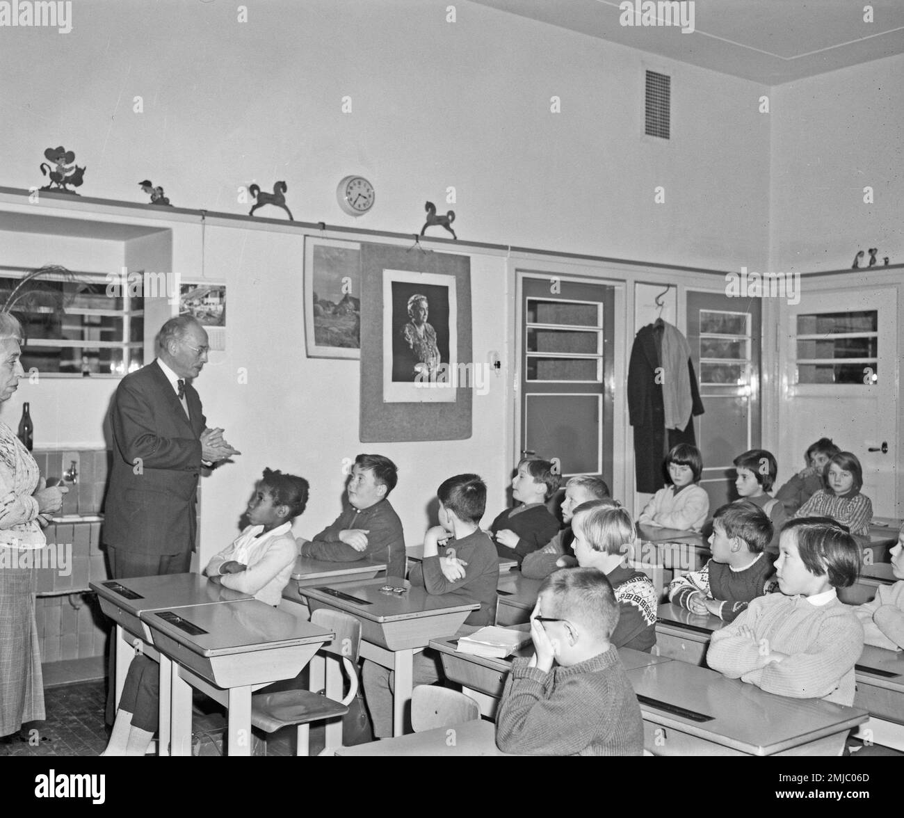 Netherlands Storia: Commemorazione della principessa Wilhelmina nelle scuole, studenti olandesi in un'aula alla scuola di Vondelschool; Data: 7 dicembre 1962 Foto Stock