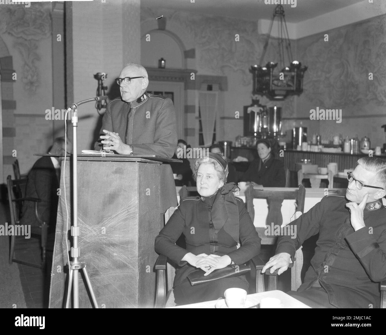 Apertura della mostra fotografica "questo è il tuo esercito" dell'Esercito della salvezza in occasione del suo 75th° anniversario. Discorso del Comandante W.F. Palstra, alla sua sinistra colonnello F. Holland, segretario generale, e sua moglie; Data: 5 aprile 1962 Foto Stock