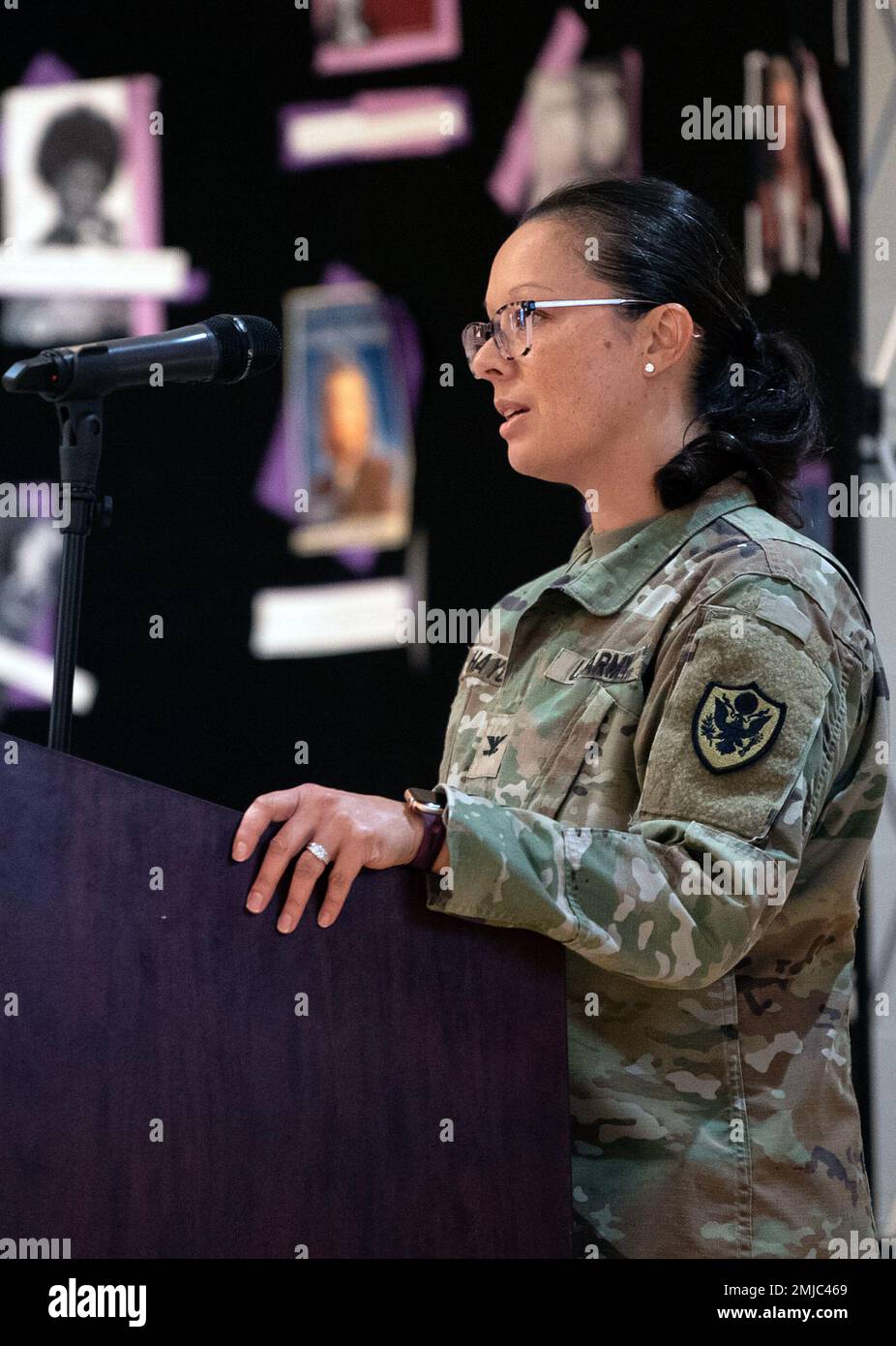 Il col. Tina Hayes, vicedirettore del Dipartimento di tecnologie nucleari, direzione Ricerca e sviluppo, Agenzia per la riduzione delle minacce alla difesa, parla durante il Fort Jackson Women's Equality Day osservanza del 26 agosto nella Joe E. Mann Ballroom per posta. Foto Stock