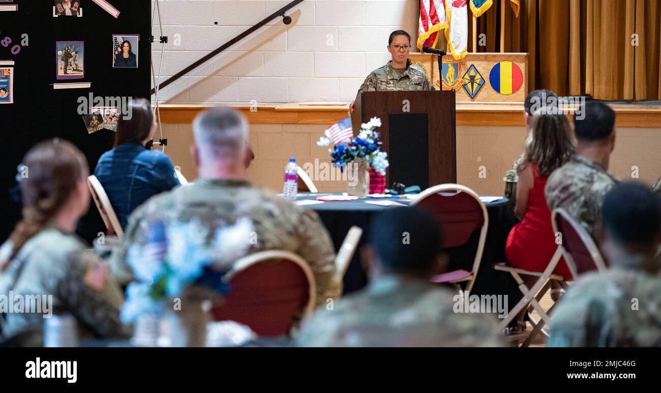 Il col. Tina Hayes, vicedirettore del Dipartimento di tecnologie nucleari, direzione Ricerca e sviluppo, Agenzia per la riduzione delle minacce alla difesa, parla durante il Fort Jackson Women's Equality Day osservanza del 26 agosto nella Joe E. Mann Ballroom per posta. Foto Stock