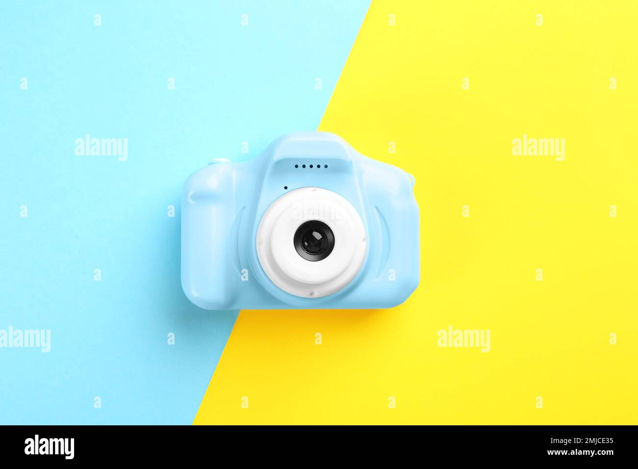 Videocamera giocattolo blu chiaro su sfondo a colori, vista dall'alto Foto Stock