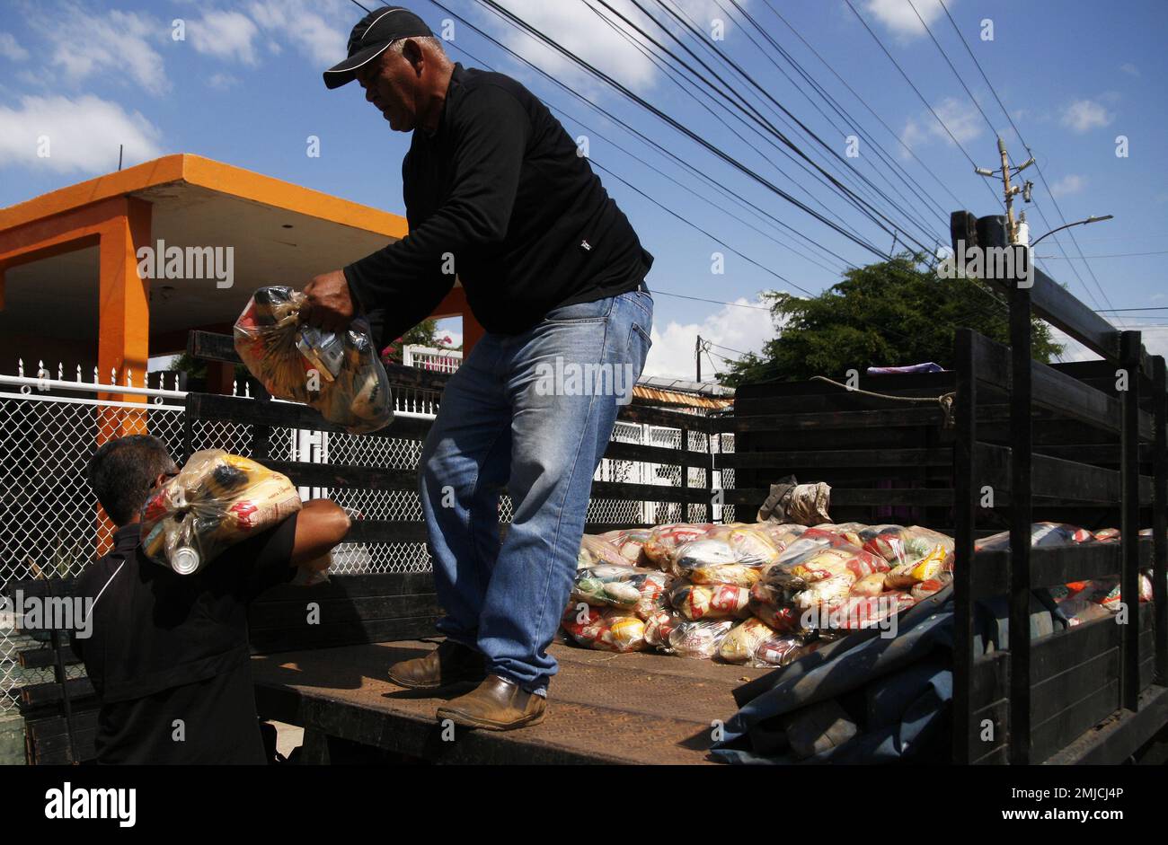 San Francisco, Venezuela. 27th Jan, 2023. Il governo bolivariano inizia la ''strada del cibo'', questo Venerdì, 27 gennaio 2023, nei comuni di Maracaibo e San Francisco, Venezuela. Con un aumento del prezzo di 22 bolivars, il combo DEL CLAP che è equivalente a 1,02 dollari. Il 27 gennaio, San Francisco, Venezuela. (Credit Image: © Humberto Matheus/eyepix via ZUMA Press Wire) SOLO PER USO EDITORIALE! Non per USO commerciale! Foto Stock