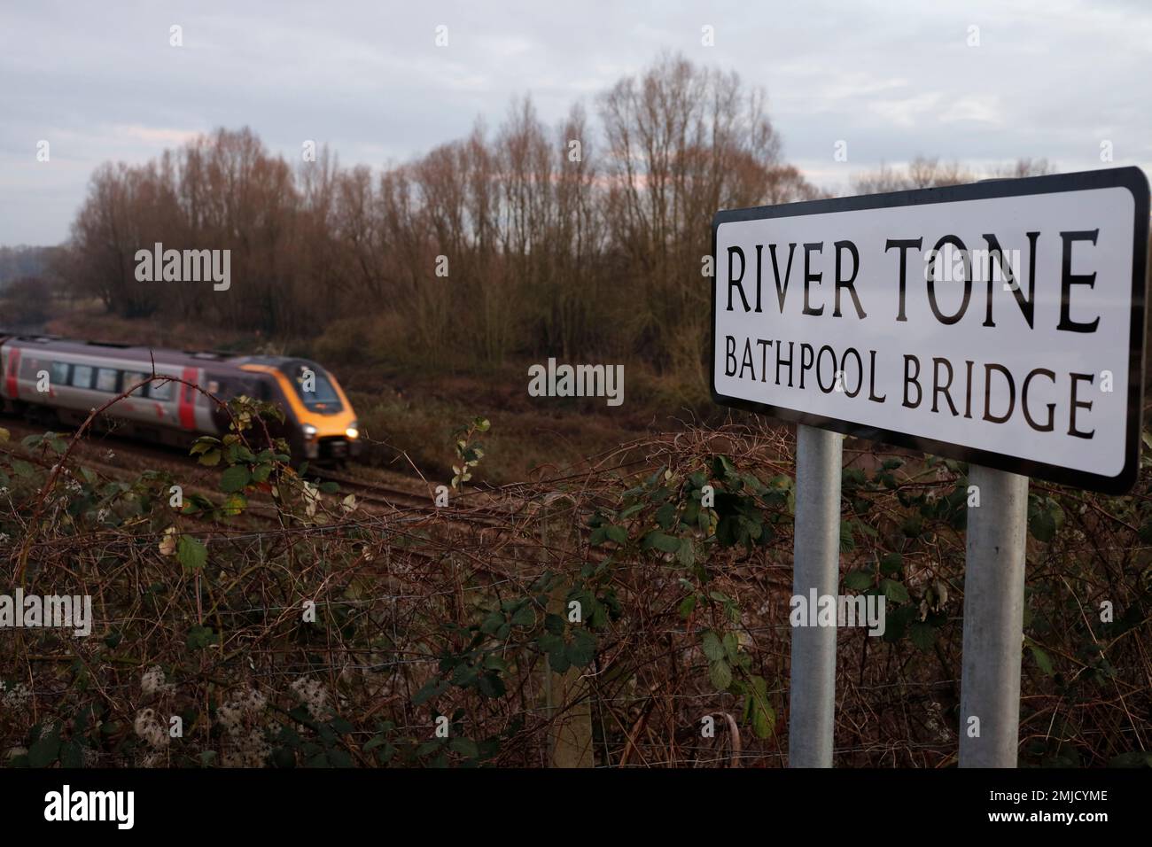 Treno di traversata che si avvicina a Taunton al Fiume Tone, Ponte di Bathpool, Bathpool, Taunton, Somerset, Inghilterra, Regno Unito Foto Stock