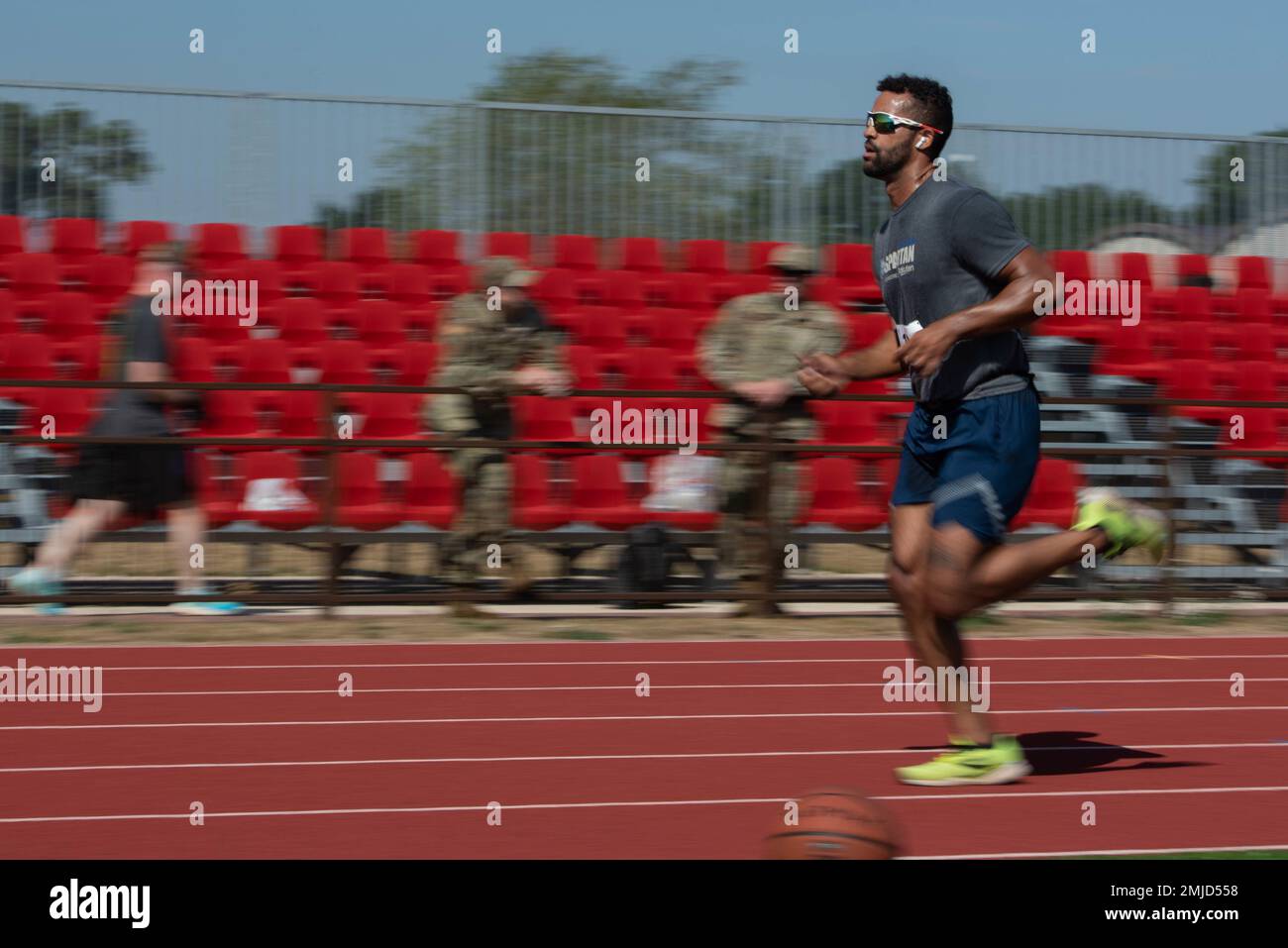 STATI UNITI Air Force Airman First Class Gabriel Reynolds, assistente capo equipaggio dedicato, assegnato alla 495th Aircraft Maintenance Unit esegue giri per contribuire a sensibilizzare l'operatore per il cuore caldo al Royal Air Force Lakenheath, Inghilterra, 26 agosto 2022. Per ogni giro completato durante l'evento, gli sponsor del runner hanno donato all'ente benefico senza scopo di lucro, che fornisce fondi di emergenza per gli Airmen in stato di bisogno. Foto Stock