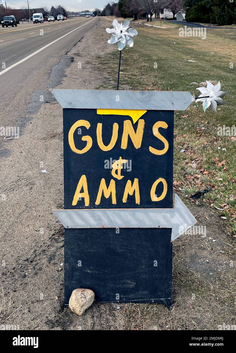 Armi e munizioni segno per il negozio di armi su autostrada, Stati Uniti. Foto Stock