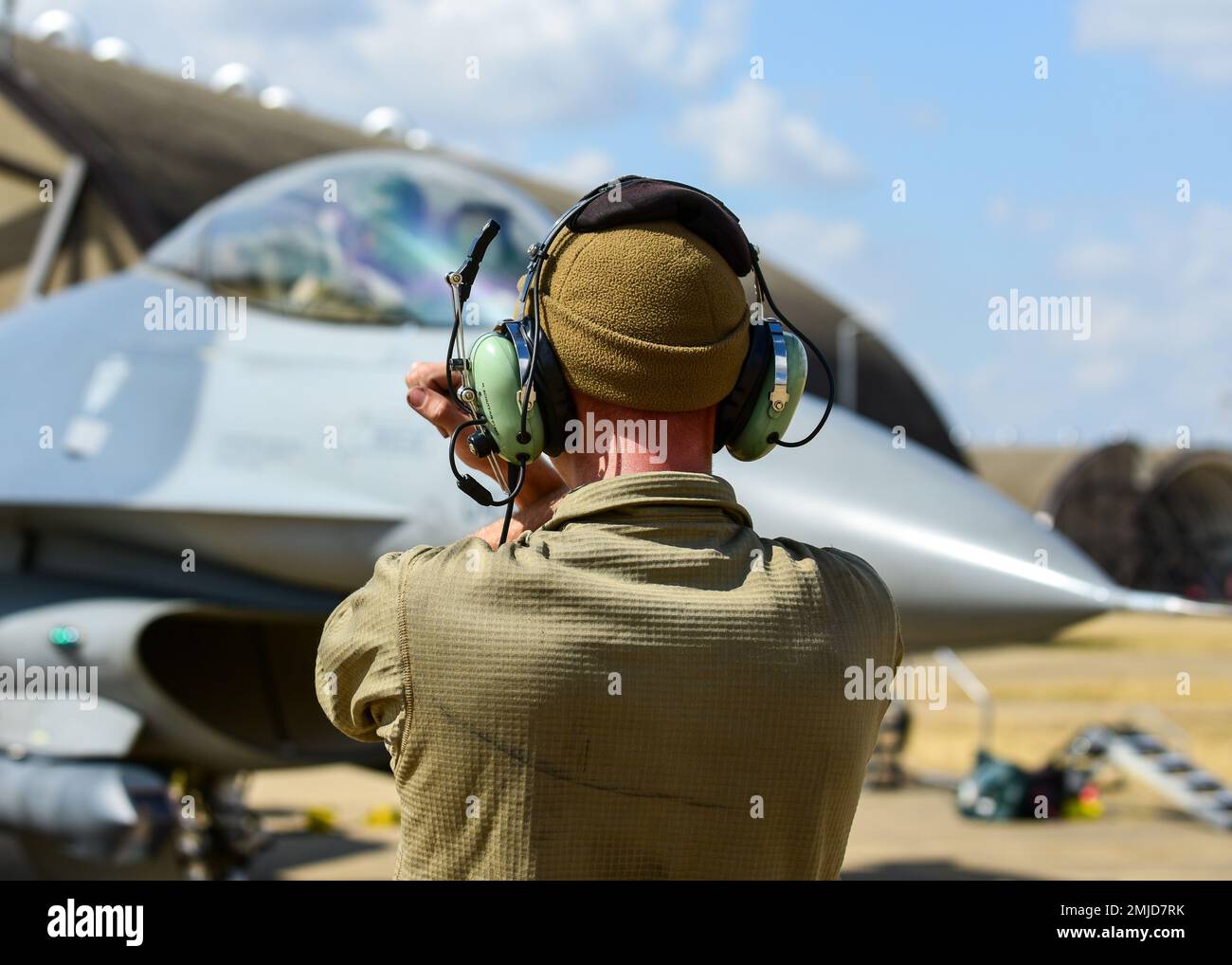 Airman 1st Class Michael Schutzius, 555th Fighter Generation Squadron Crew Chief della 31st Fighter Wing, Aviano Air base, Italia, segnala un pilota F-16C Fighting Falcon, prima del decollo, durante l'allenamento preliminare per Cobra Warrior 2022 presso Royal Air Force Lakenheath, Regno Unito, 25 agosto 2022. Il 31st° FW parteciperà all'esercizio Royal Air Force insieme ad altri alleati della NATO e forze aeree partner. Queste missioni aumentano la disponibilità necessaria per rispondere a qualsiasi sfida potenziale nella regione. Foto Stock