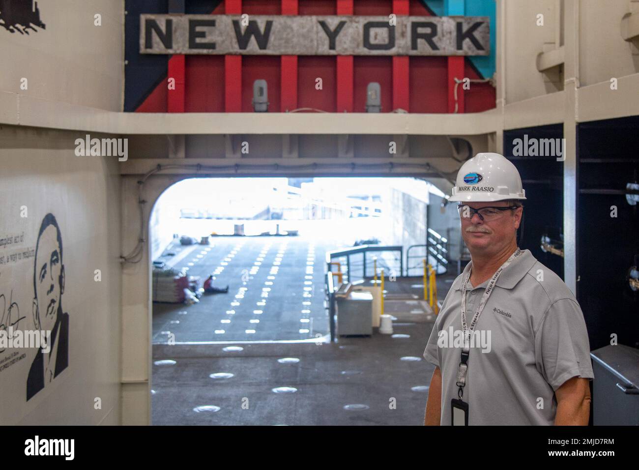 Mark Raasio, un Project Support Engineer per la USS New York (LPD 21), posa per una foto il 26 agosto 2022 all'interno della nave portuale anfibia di San Antonio a Norfolk, VA. La USS New York è attualmente in un Dry-docking Selected Restricted Availability presso il cantiere navale General Dynamics naso, gestito dal Mid-Atlantic Regional Maintenance Center (MARMC). MARMC fornisce alle navi della regione del Medio Atlantico la manutenzione, la gestione e la supervisione delle navi di superficie, la manutenzione del settore privato e l'assistenza tecnica della flotta. Foto Stock