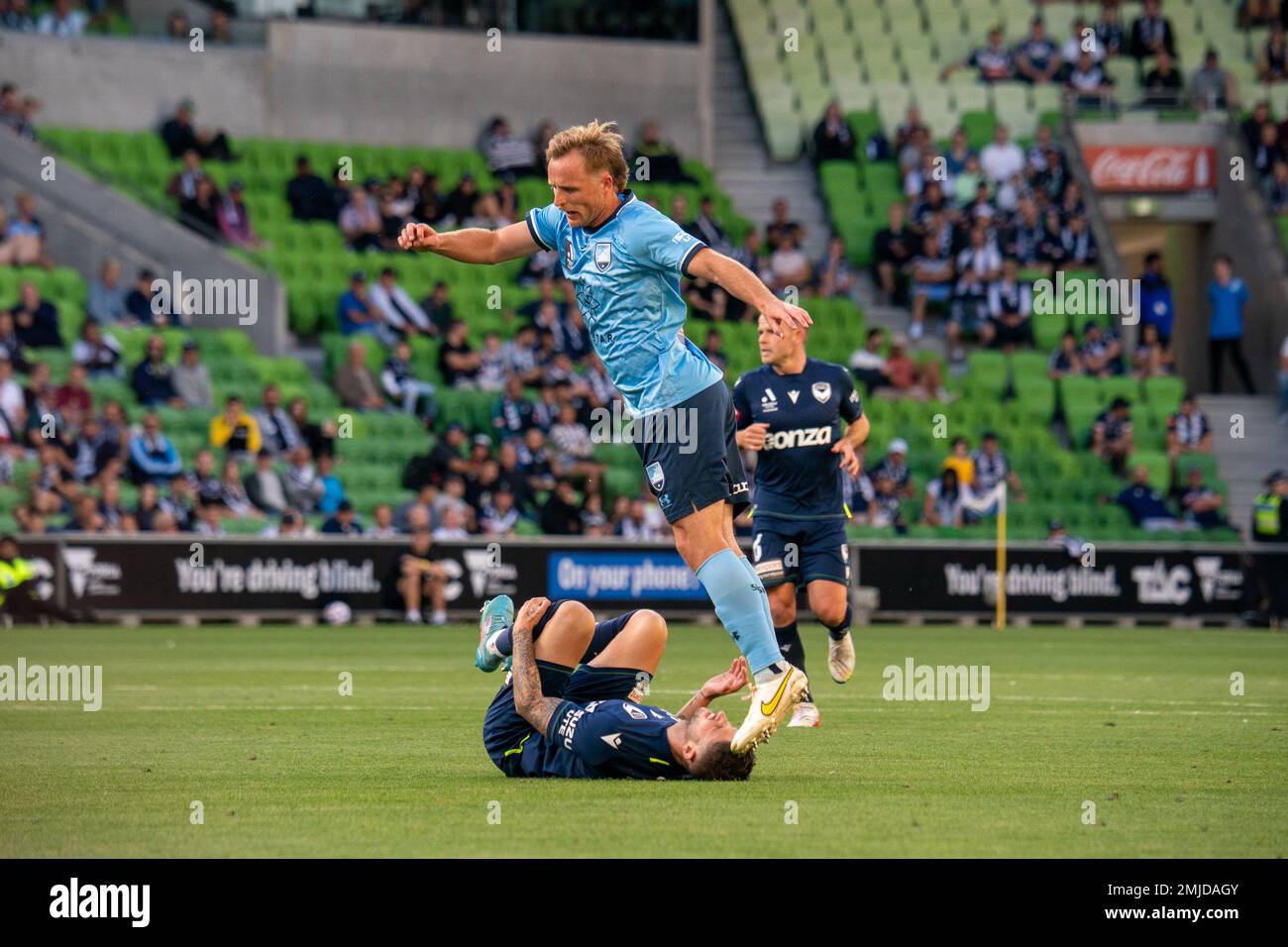Melbourne, Australia. 26th gennaio 2023. Il difensore del Sydney FC Rhyan Grant salta per evitare strettamente il giocatore collegato a terra. Credit: James Forrester/Alamy Live News Foto Stock