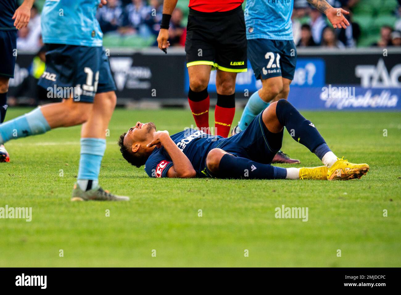 Melbourne, Australia. 26th gennaio 2023. Nishan Vellupillay di Melbourne Victory sul terreno dopo essere stato imbrattato da un giocatore del Sydney FC. Credit: James Forrester/Alamy Live News Foto Stock
