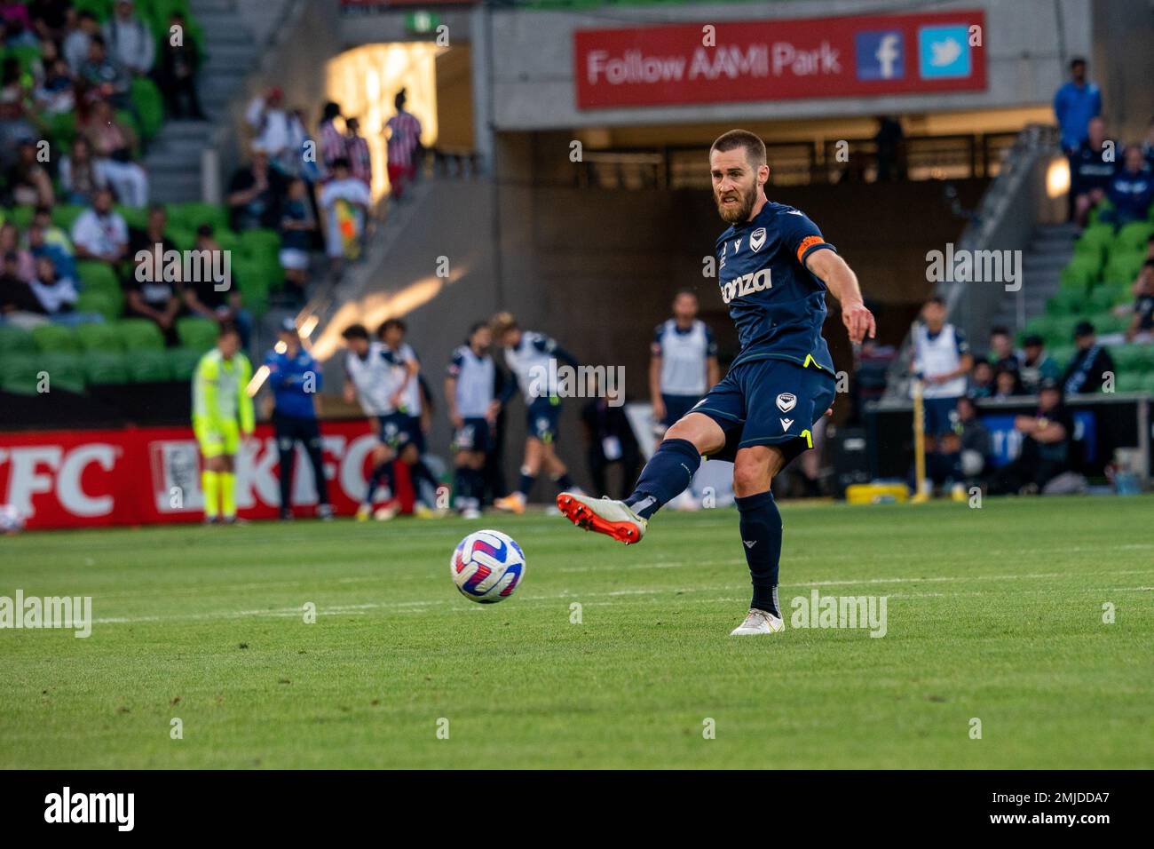 Melbourne, Australia. 26th gennaio 2023. Il capitano della Vittoria di Melbourne Josh Brillante gioca la palla in tutto il campo. Credit: James Forrester/Alamy Live News Foto Stock