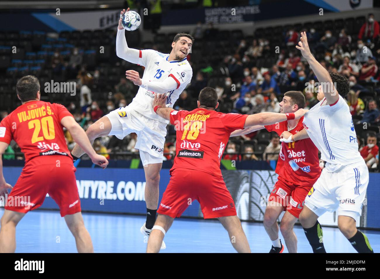 Mathieu Grebille (Francia) contro il Montenegro. EHF Euro 2022. Round principale. Foto Stock