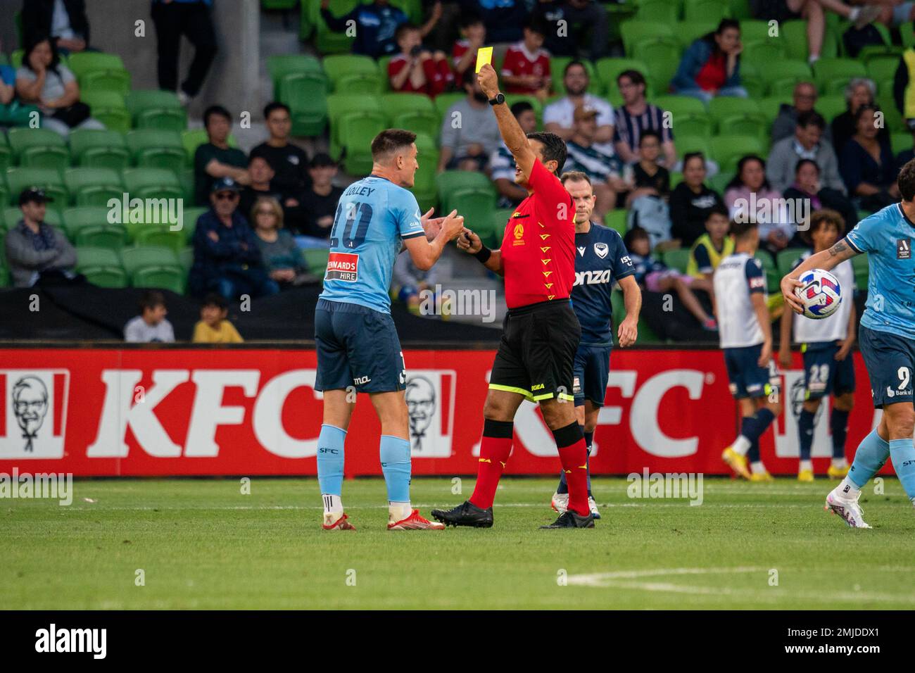 Melbourne, Australia. 26th gennaio 2023. Joe Lolley del Sydney FC riceve una carta gialla dopo che una sfida mistimed ha raccolto il giocatore. Credit: James Forrester/Alamy Live News Foto Stock