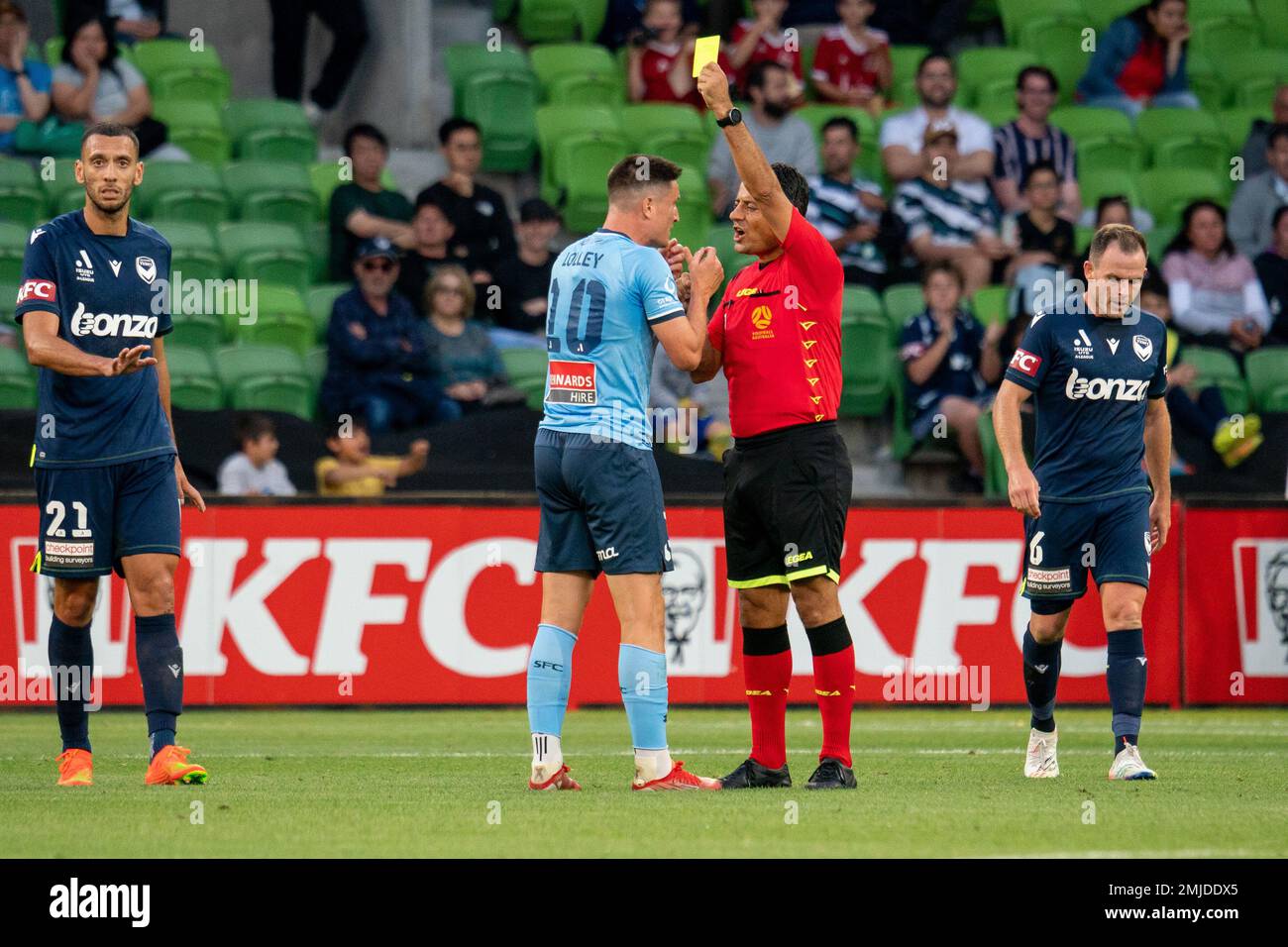 Melbourne, Australia. 26th gennaio 2023. Joe Lolley del Sydney FC riceve una carta gialla dopo che una sfida mistimed ha raccolto il giocatore. Credit: James Forrester/Alamy Live News Foto Stock