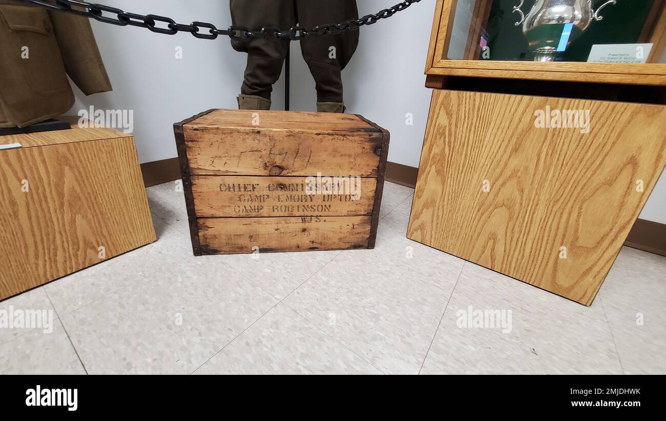 Una cassa di legno di più di un secolo è mostrata 26 agosto 2022, presso il Fort McCoy History Center nella storica area commemorativa a Fort McCoy, Wisconsin. La cassa è stata donata a Fort McCoy da Alan McCoy di Sparta, Wisconsin, che è il nipote del Gen. Robert Bruce McCoy per il quale Fort McCoy prende il nome. La cassa, che una volta trasportava i secchi del lardo, risale ai tempi di Camp Emery Upton e Camp Robinson nel Wisconsin intorno al 1910. Foto Stock