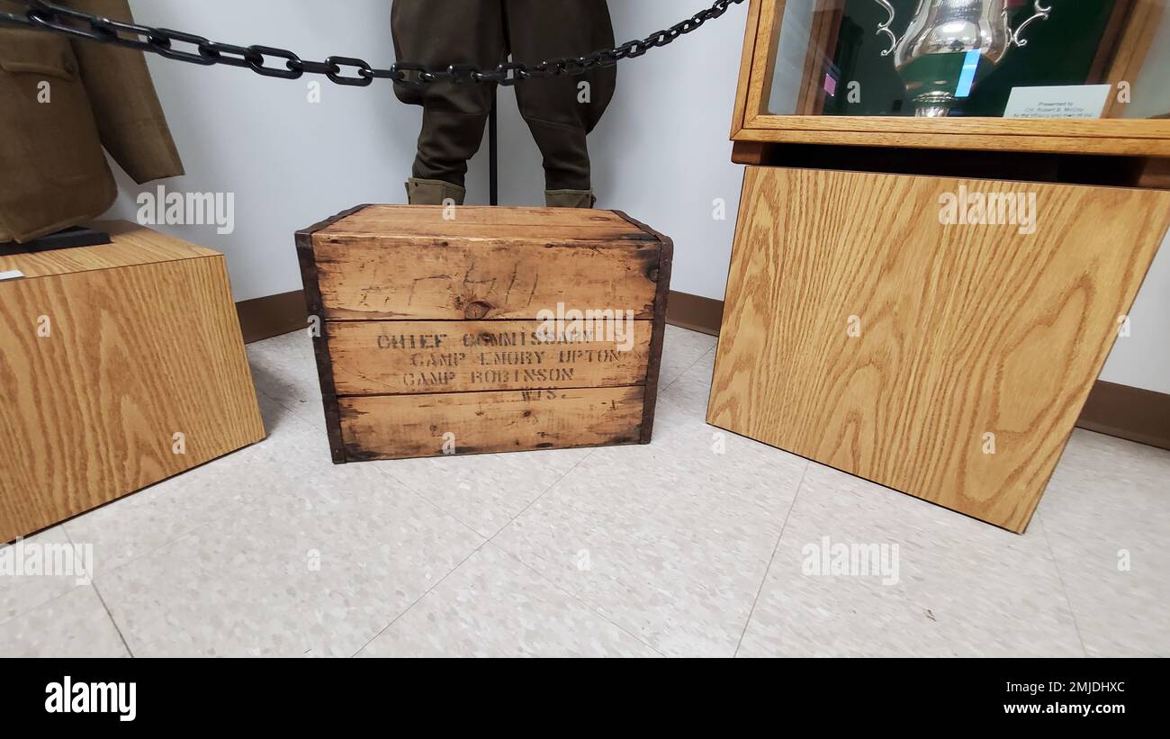 Una cassa di legno di più di un secolo è mostrata 26 agosto 2022, presso il Fort McCoy History Center nella storica area commemorativa a Fort McCoy, Wisconsin. La cassa è stata donata a Fort McCoy da Alan McCoy di Sparta, Wisconsin, che è il nipote del Gen. Robert Bruce McCoy per il quale Fort McCoy prende il nome. La cassa, che una volta trasportava i secchi del lardo, risale ai tempi di Camp Emery Upton e Camp Robinson nel Wisconsin intorno al 1910. Foto Stock