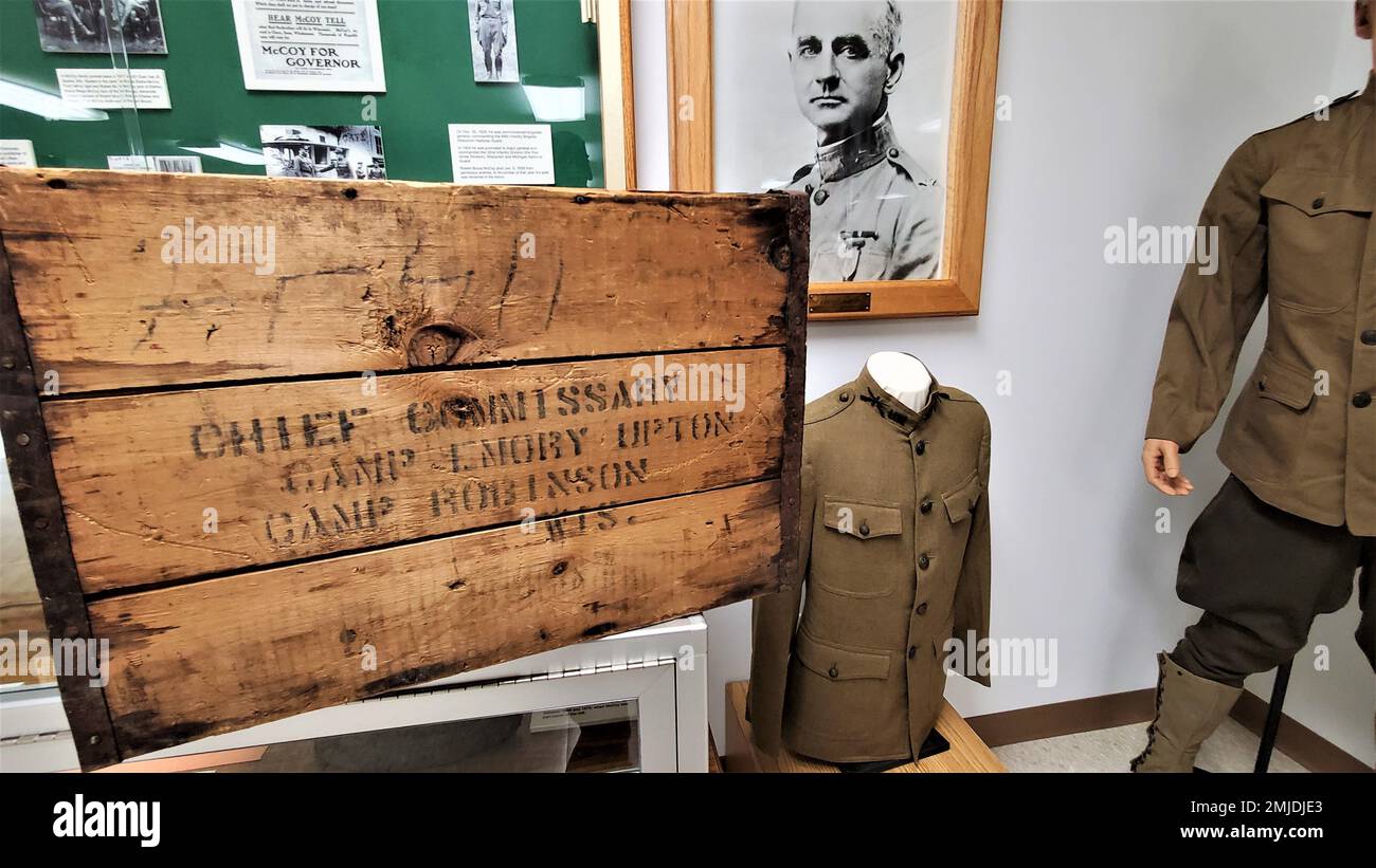 Una cassa di legno di più di un secolo è mostrata 26 agosto 2022, presso il Fort McCoy History Center nella storica area commemorativa a Fort McCoy, Wisconsin. La cassa è stata donata a Fort McCoy da Alan McCoy di Sparta, Wisconsin, che è il nipote del Gen. Robert Bruce McCoy per il quale Fort McCoy prende il nome. La cassa, che una volta trasportava i secchi del lardo, risale ai tempi di Camp Emery Upton e Camp Robinson nel Wisconsin intorno al 1910. Foto Stock