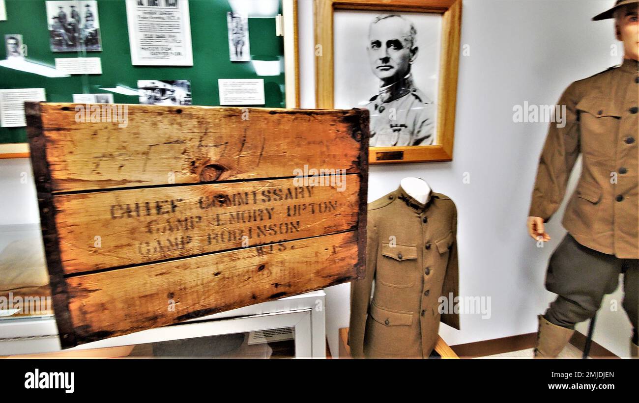 Una cassa di legno di più di un secolo è mostrata 26 agosto 2022, presso il Fort McCoy History Center nella storica area commemorativa a Fort McCoy, Wisconsin. La cassa è stata donata a Fort McCoy da Alan McCoy di Sparta, Wisconsin, che è il nipote del Gen. Robert Bruce McCoy per il quale Fort McCoy prende il nome. La cassa, che una volta trasportava i secchi del lardo, risale ai tempi di Camp Emery Upton e Camp Robinson nel Wisconsin intorno al 1910. Foto Stock