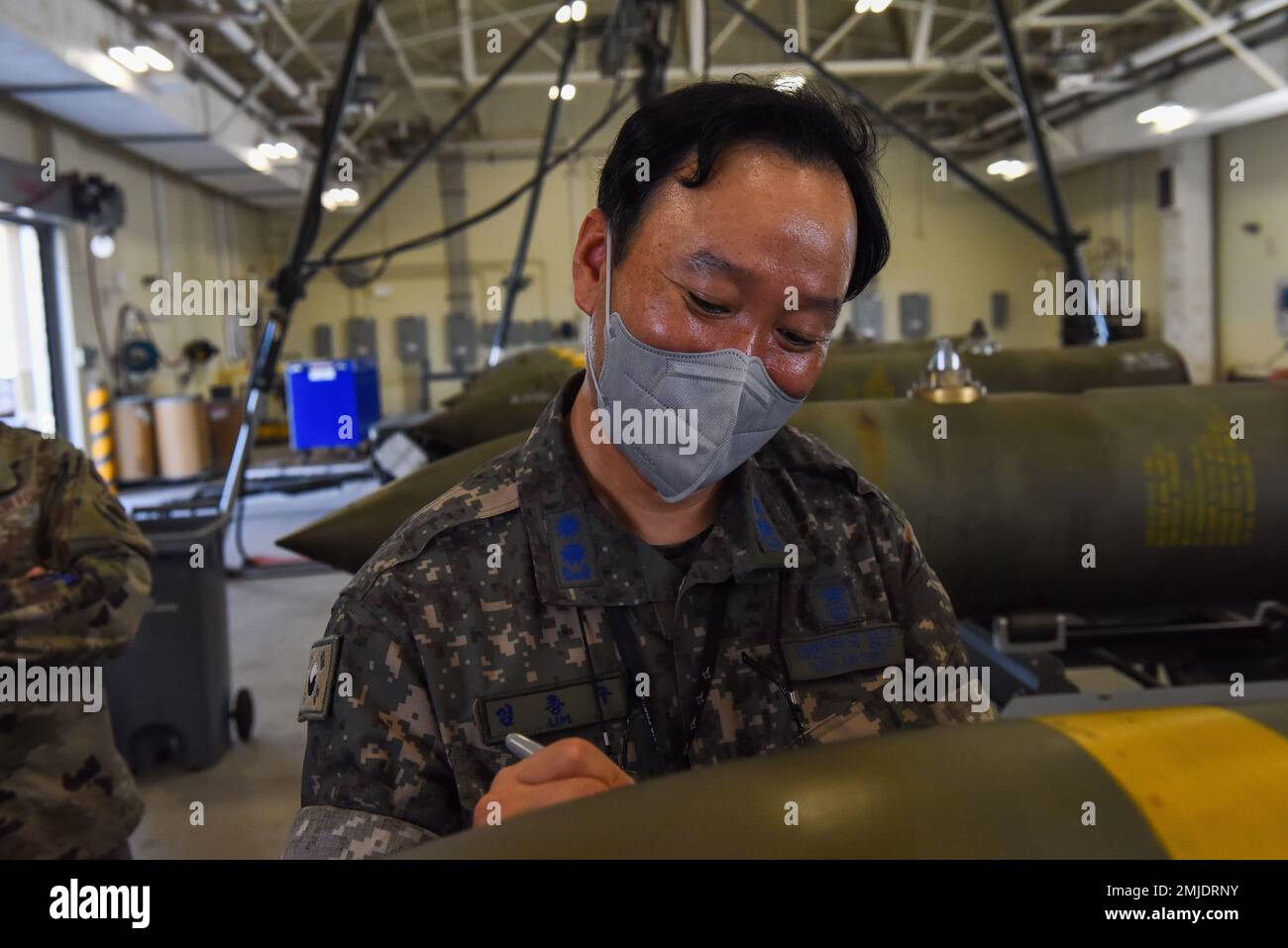 Jong Ku Lim, 38th Fighter Group Logistics Squadron Commander, firma una munizioni alla base aerea di Kunsan, Repubblica di Corea, 26 agosto 2022. I membri del gruppo di manutenzione 8th hanno incontrato i membri del servizio ROKAF per condurre una formazione bilaterale in immersione. Foto Stock