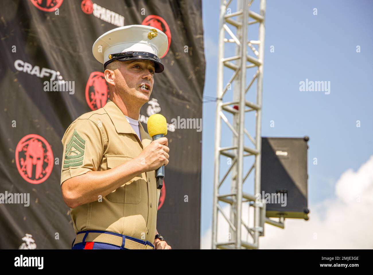 STATI UNITI Michael Wood, capo dei servizi di prova, Legal Services Support Section Quantico, Virginia, consegna le sue osservazioni durante lo Sprint 5K al 2022 West Virginia Spartan Trifecta Weekend Event a Glen Jean, West Virginia, 28 agosto 2022. Marine Corps Recruiting Command ha collaborato con la Spartan Race e la loro comunità di atleti nel corso del 2022 attraverso attivazioni di eventi a livello nazionale e locale. La partnership celebra la disciplina degli atleti, lo spirito di combattimento, e la volontà di superare gli ostacoli e completare la missione sono valori condivisi con il corpo. Foto Stock