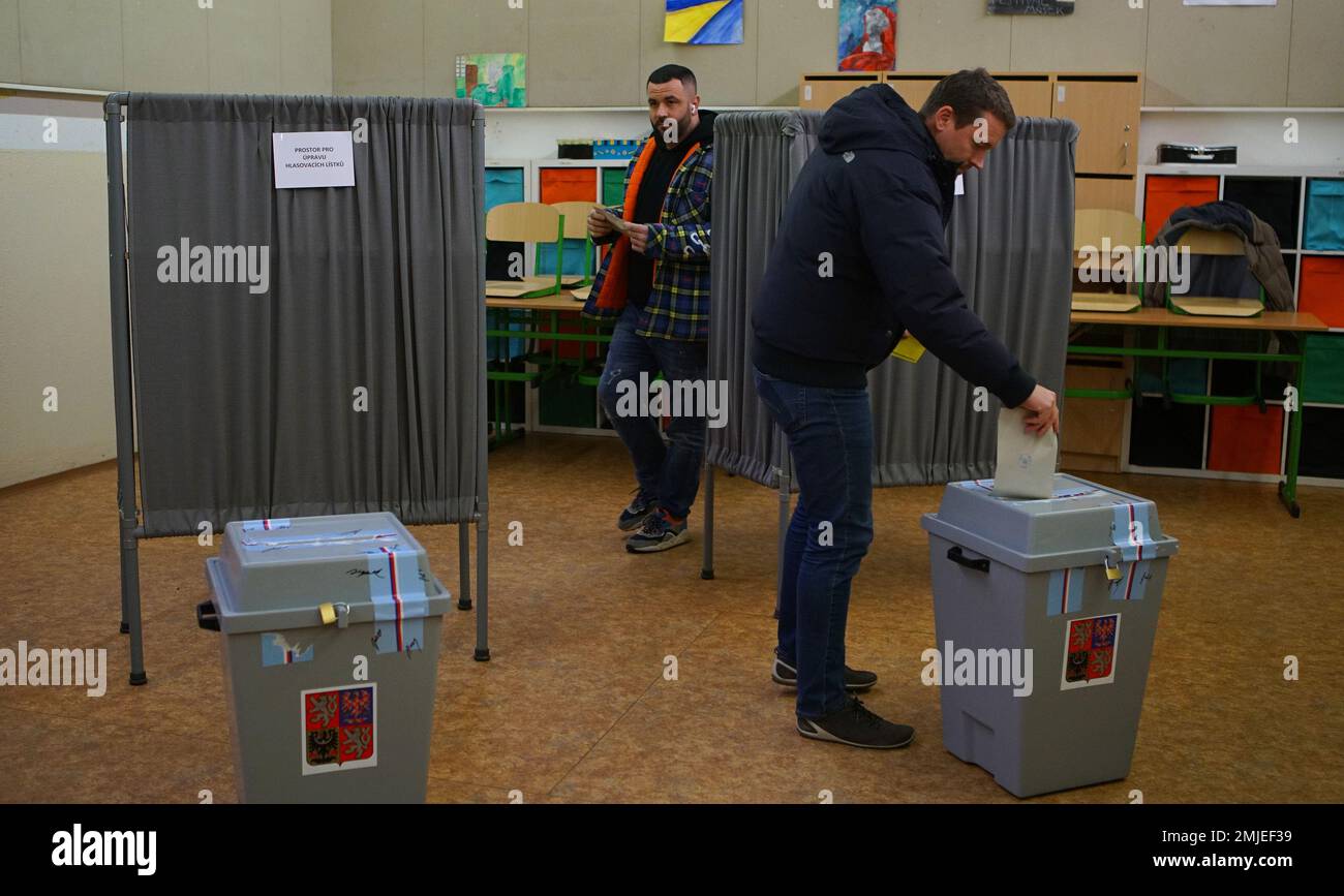 Praga, Repubblica Ceca. 27th Jan, 2023. Un uomo lancia il suo voto durante il secondo turno delle elezioni presidenziali in un seggio elettorale a Praga, Repubblica Ceca, 27 gennaio 2023. Gli elettori della Repubblica ceca hanno iniziato a votare venerdì pomeriggio nel secondo turno delle elezioni presidenziali di quest'anno. Il primo turno si è tenuto il 13-14 gennaio. Credit: Dana Kesnerova/Xinhua/Alamy Live News Foto Stock