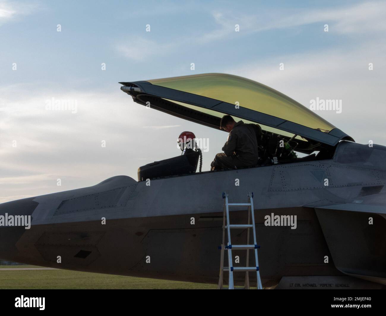 STATI UNITI Air Force F-22 il pilota Raptor assegnato al 90th Expeditionary Fighter Squadron si prepara per il decollo al festival aereo internazionale slovacco presso la base aerea di Malacky, Slovacchia, 27 agosto 2022. La partecipazione del F-22 Raptor al programma aereo rafforza l'impegno e il sostegno degli Stati Uniti ai nostri alleati e partner della NATO. Foto Stock