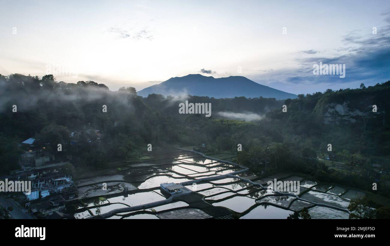 Veduta aerea del panorama della bellissima campagna di Bukittinggi. splendido paesaggio primaverile in montagna. campo erboso e colline ondulate. rurale sc Foto Stock