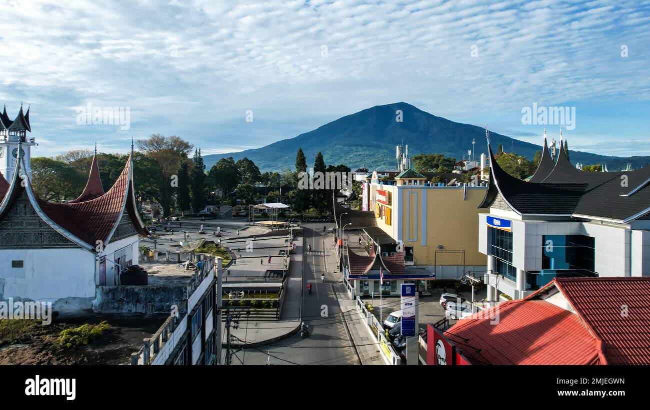 Veduta aerea del panorama della bellissima campagna di Bukittinggi. splendido paesaggio primaverile in montagna. campo erboso e colline ondulate. rurale sc Foto Stock