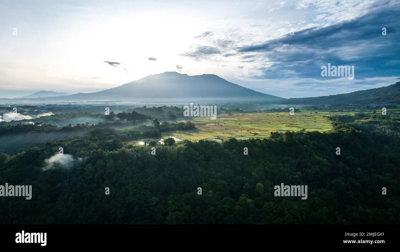 Veduta aerea del panorama della bellissima campagna di Bukittinggi. splendido paesaggio primaverile in montagna. campo erboso e colline ondulate. rurale sc Foto Stock