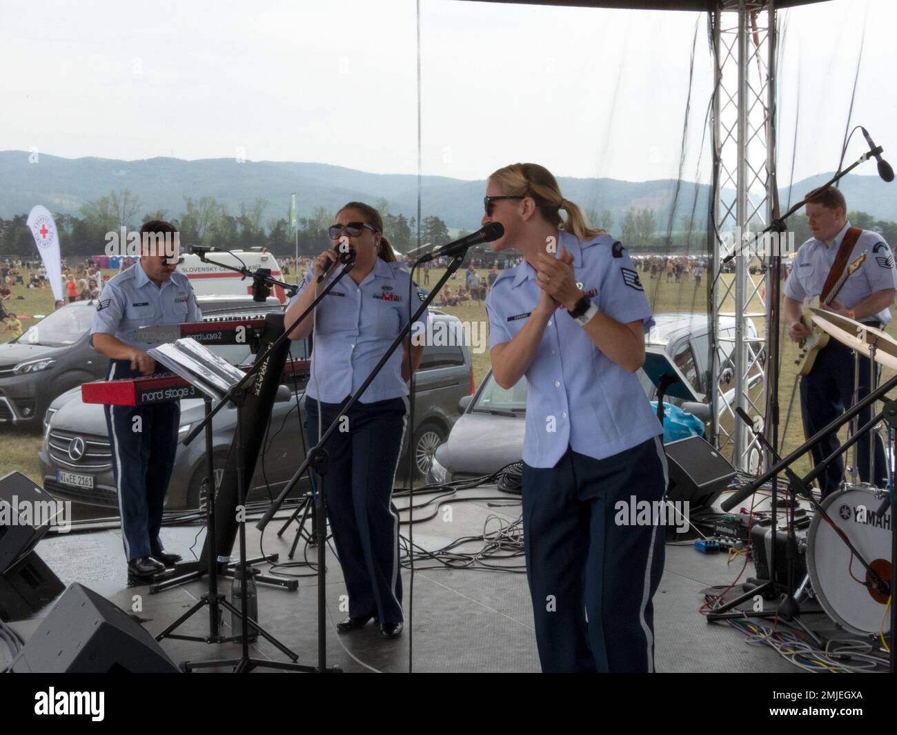 Gli Stati Uniti Le forze aeree in Europa la Rock Band dell’Ambasciatore si esibisce dopo la cerimonia di apertura al festival aereo internazionale slovacco presso la base aerea di Malacky, Slovacchia, 27 agosto 2022. Le esibizioni della band in questo evento dimostrano l'impegno e il sostegno degli Stati Uniti a un Ally NATO chiave. Gli Stati Uniti Air Forces in Europe Band porta il patrimonio musicale e l'eccellenza dell'aeronautica americana al pubblico europeo e africano. Foto Stock