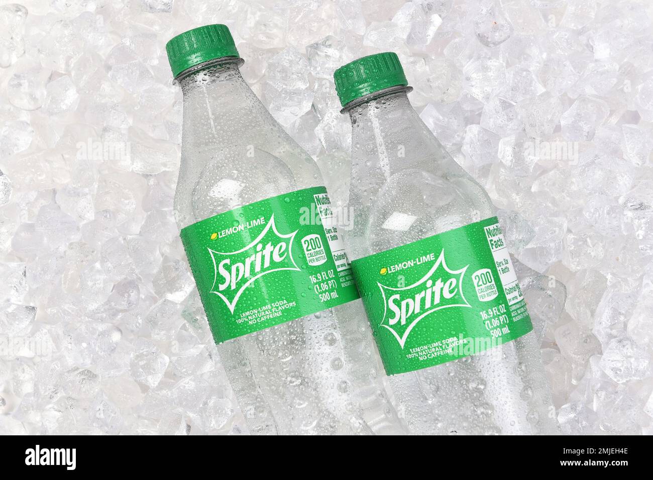 IRVINE, CALIFORNIA - 27 GENNAIO 2023: Chiusura di due bottiglie di Sprite Limone bottiglie di soda di calce trasparente su un letto di ghiaccio. Foto Stock