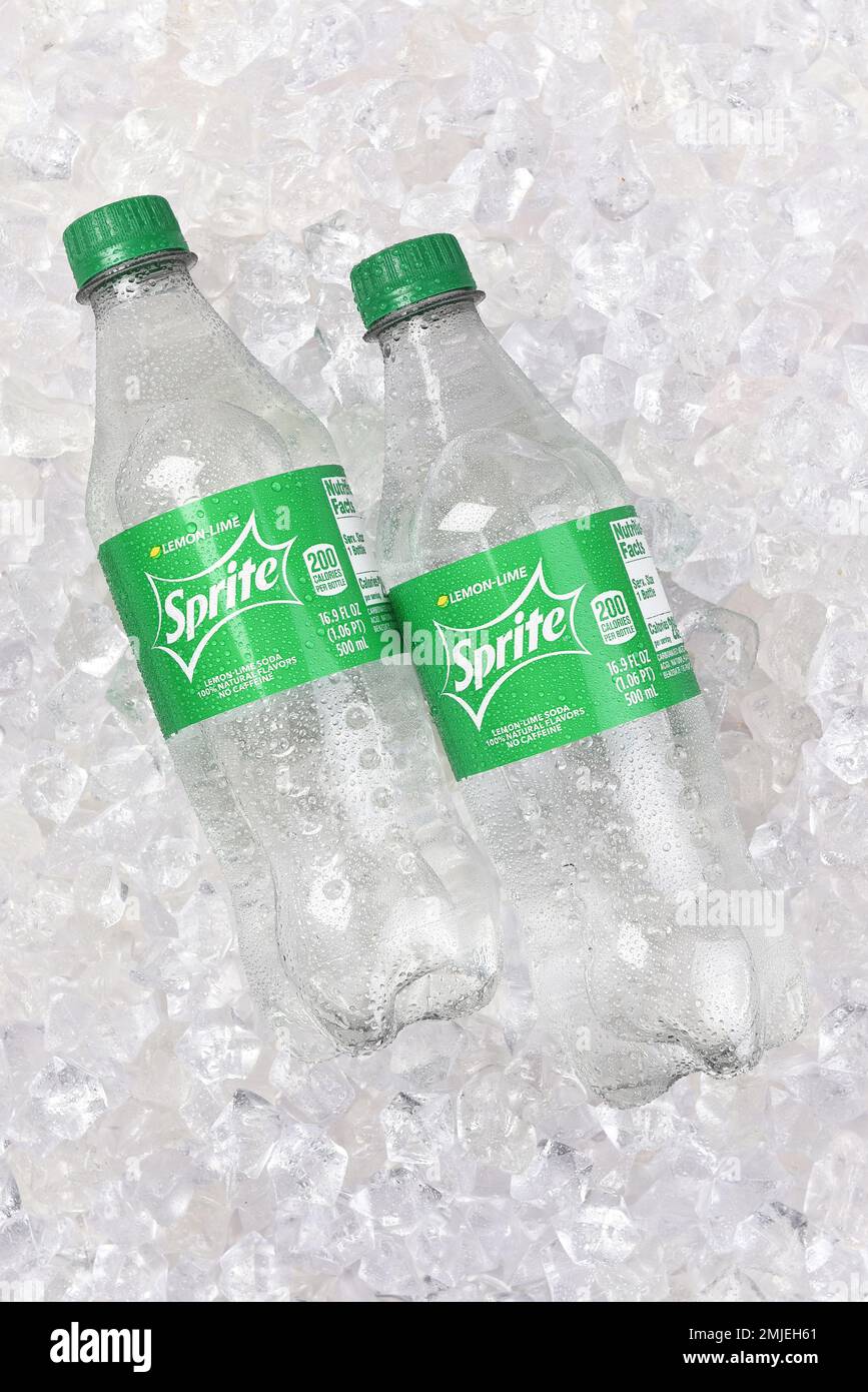 IRVINE, CALIFORNIA - 27 GEN 2023: Colpo di testa di due bottiglie di Sprite Limone Soda bottiglie trasparenti su un letto di ghiaccio. Foto Stock
