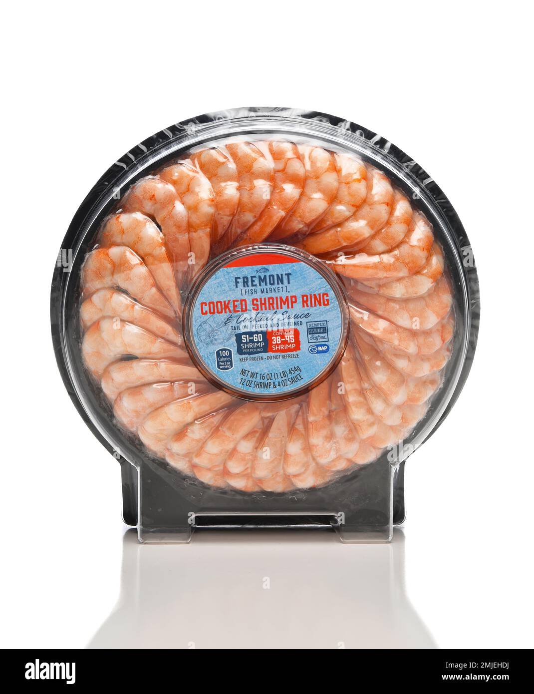 IRVINE, CALIFORNIA - 27 GEN 2023: Un pacchetto di Freemont Fish Market anello di gamberi cotti con salsa cocktail. Foto Stock