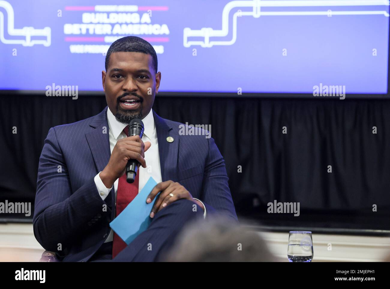 Washington, DC. 27th Jan, 2023. L'amministratore dell'Agenzia per la protezione ambientale Michael Regan si rivolge a una riunione di funzionari statali e locali, leader del lavoro e NGOs provenienti da tutti gli Stati Uniti durante un accelerato Lead Pipe Replacement Summit alla Casa Bianca Venerdì 27 gennaio 2023 a Washington, DC. Credito: Jemal Countess/Pool tramite CNP/dpa/Alamy Live News Foto Stock