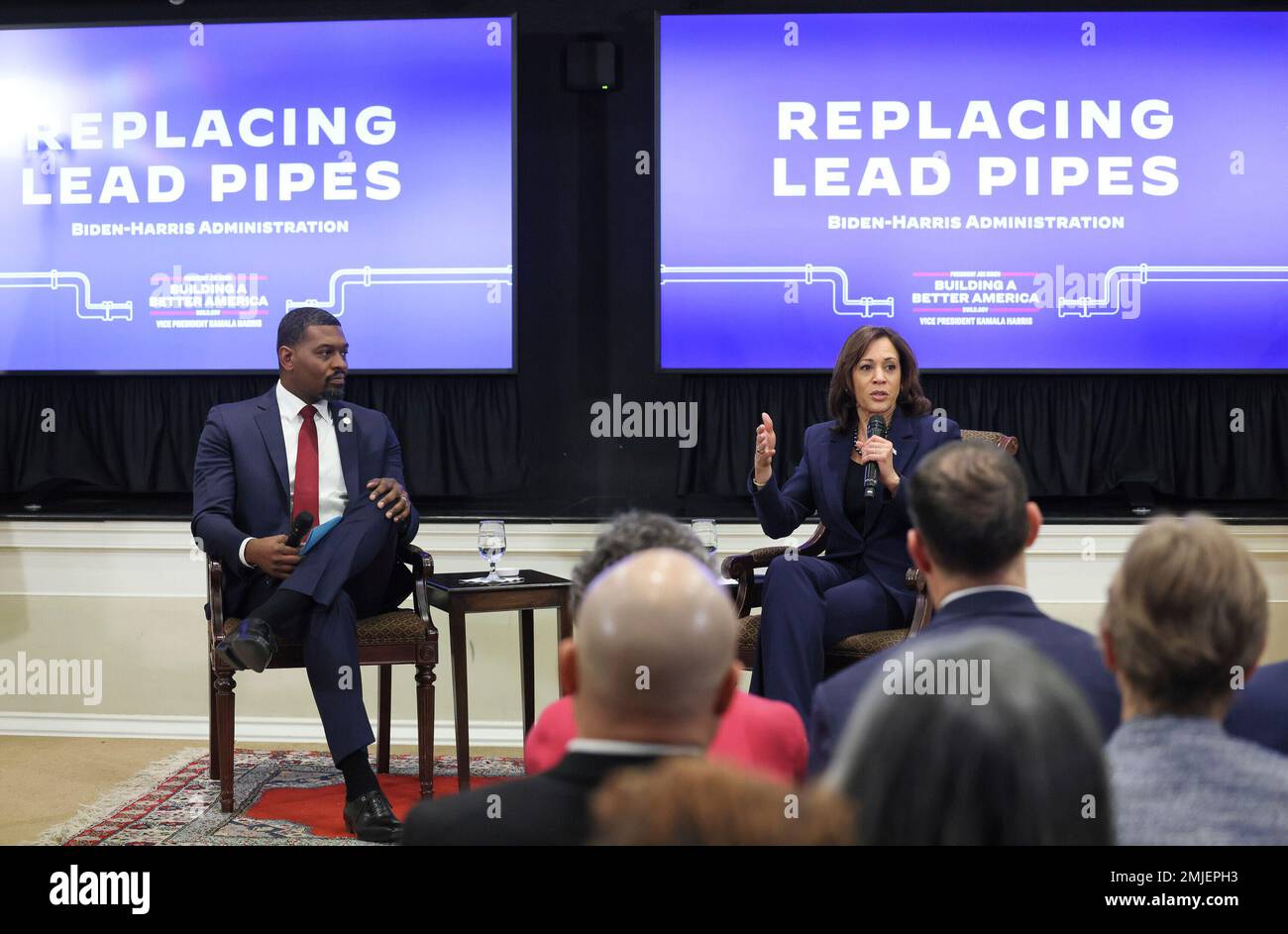 Il Vice Presidente degli Stati Uniti Kamala Harris si rivolge all'Amministratore dell'Agenzia per la protezione ambientale Michael Regan e a una riunione di funzionari statali e locali, leader del lavoro e NGOs provenienti da tutti gli Stati Uniti durante un rapido vertice di sostituzione del pipe di piombo alla Casa Bianca Venerdì 27 gennaio, 2023 a Washington D.C. Credito: Jemal Countess / piscina via CNP Foto Stock