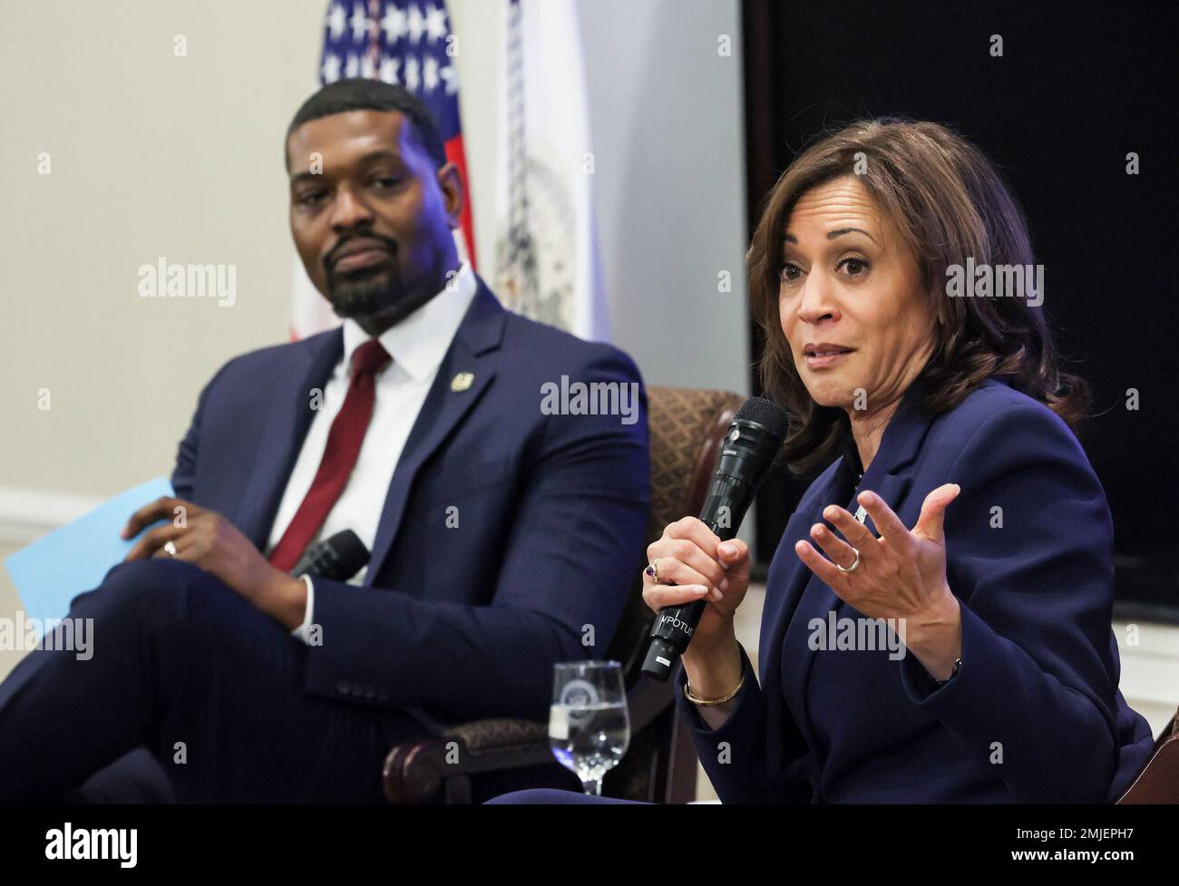 Il Vice Presidente degli Stati Uniti Kamala Harris si rivolge all'Amministratore dell'Agenzia per la protezione ambientale Michael Regan e a una riunione di funzionari statali e locali, leader del lavoro e NGOs provenienti da tutti gli Stati Uniti durante un rapido vertice di sostituzione del pipe di piombo alla Casa Bianca Venerdì 27 gennaio, 2023 a Washington D.C. Credito: Jemal Countess / piscina via CNP Foto Stock