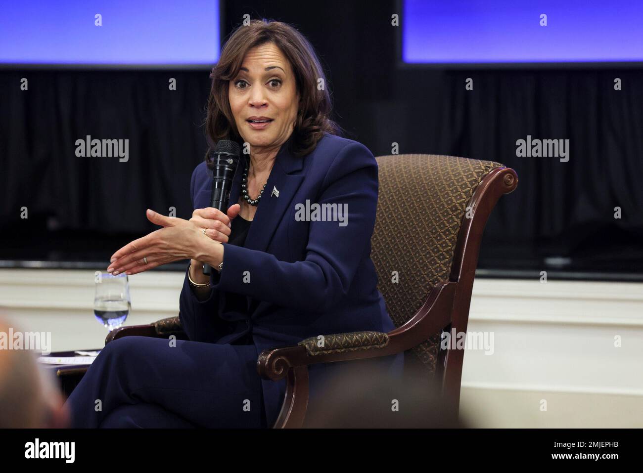 Il Vice Presidente degli Stati Uniti Kamala Harris si rivolge a un incontro di funzionari statali e locali, leader del lavoro e NGOs provenienti da tutti gli Stati Uniti durante un accelerato Lead Pipe Replacement Summit alla Casa Bianca Venerdì 27 gennaio 2023 a Washington D.C. Credito: Jemal Countess / piscina via CNP Foto Stock