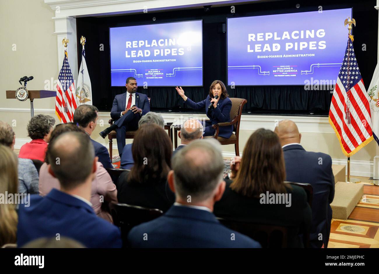 Il Vice Presidente degli Stati Uniti Kamala Harris si rivolge all'Amministratore dell'Agenzia per la protezione ambientale Michael Regan e a una riunione di funzionari statali e locali, leader del lavoro e NGOs provenienti da tutti gli Stati Uniti durante un rapido vertice di sostituzione del pipe di piombo alla Casa Bianca Venerdì 27 gennaio, 2023 a Washington D.C. Credito: Jemal Countess / piscina via CNP Foto Stock