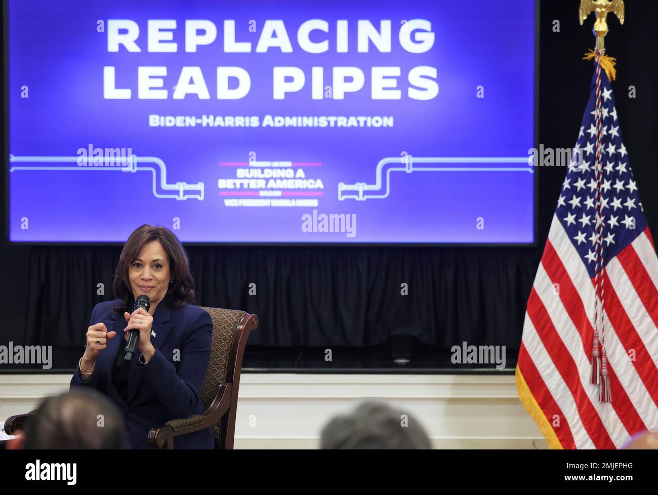 Il Vice Presidente degli Stati Uniti Kamala Harris si rivolge a un incontro di funzionari statali e locali, leader del lavoro e NGOs provenienti da tutti gli Stati Uniti durante un accelerato Lead Pipe Replacement Summit alla Casa Bianca Venerdì 27 gennaio 2023 a Washington D.C. Credito: Jemal Countess / piscina via CNP Foto Stock