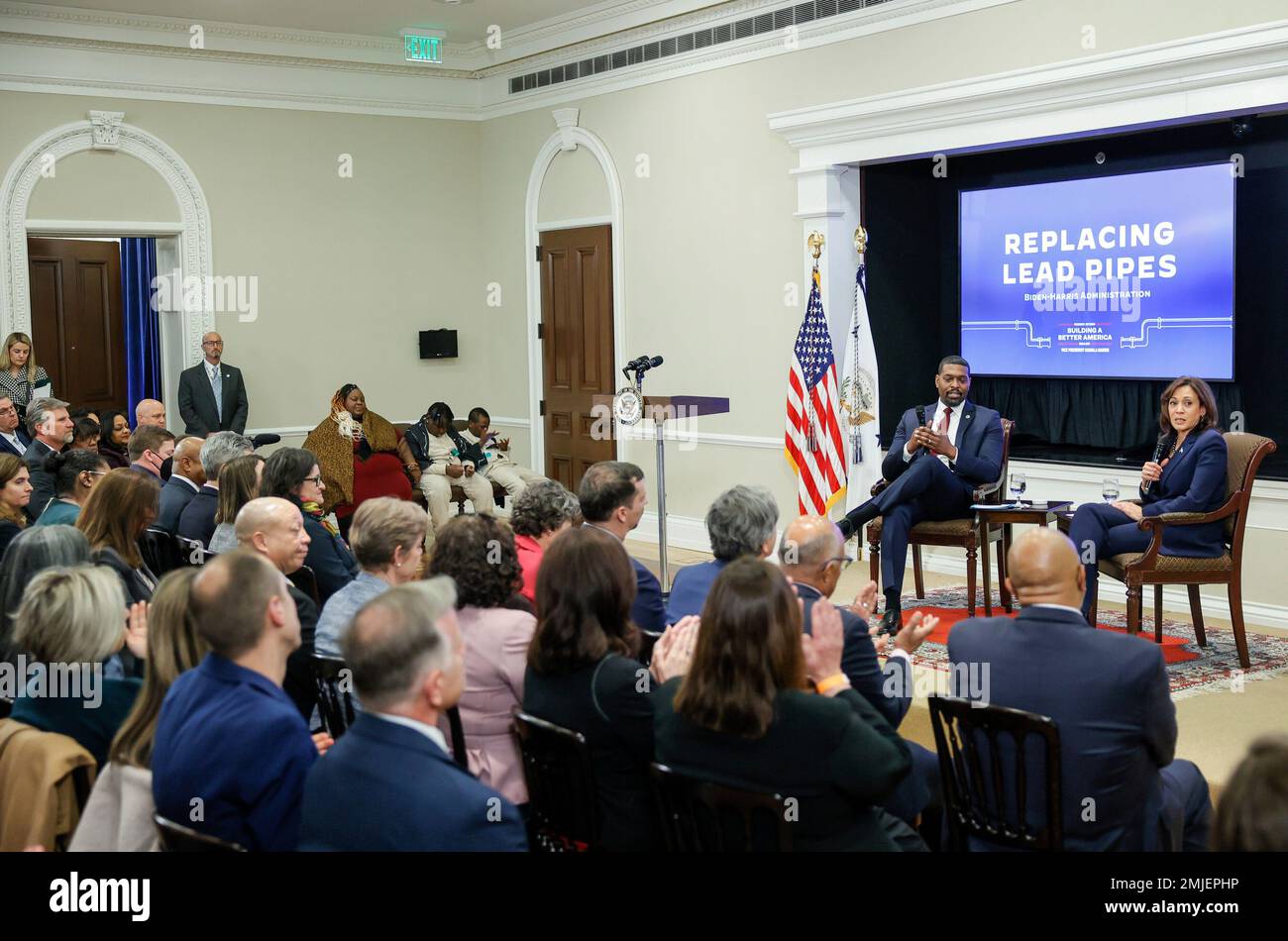 Washington, DC. 27th Jan, 2023. Il Vice Presidente degli Stati Uniti Kamala Harris si rivolge all'Amministratore dell'Agenzia per la protezione ambientale Michael Regan e a un incontro di funzionari statali e locali, leader del lavoro e NGOs provenienti da tutti gli Stati Uniti durante un rapido vertice di sostituzione del pipa di piombo alla Casa Bianca Venerdì 27 gennaio 2023 a Washington, CC. Credito: Jemal Countess/Pool tramite CNP/dpa/Alamy Live News Foto Stock