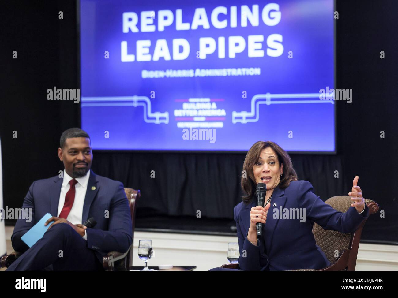 Washington, Stato di Vereinigte. 27th Jan, 2023. Il Vice Presidente degli Stati Uniti Kamala Harris si rivolge all'Amministratore dell'Agenzia per la protezione ambientale Michael Regan e a un incontro di funzionari statali e locali, leader del lavoro e NGOs provenienti da tutti gli Stati Uniti durante un rapido vertice di sostituzione del pipa di piombo alla Casa Bianca Venerdì 27 gennaio 2023 a Washington, DC Credit: Jemal Countess/Pool tramite CNP/dpa/Alamy Live News Foto Stock