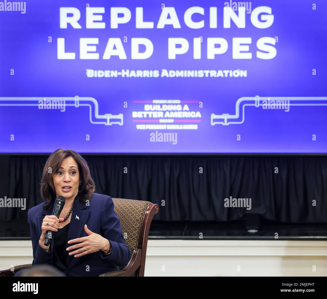 Washington, Stato di Vereinigte. 27th Jan, 2023. Il Vice Presidente degli Stati Uniti Kamala Harris si rivolge a un incontro di funzionari statali e locali, leader del lavoro e NGOs provenienti da tutti gli Stati Uniti durante un Accelerating Lead Pipe Replacement Summit alla Casa Bianca Venerdì 27 gennaio 2023 a Washington, DC Credit: Jemal Countess/Pool via CNP/dpa/Alamy Live News Foto Stock