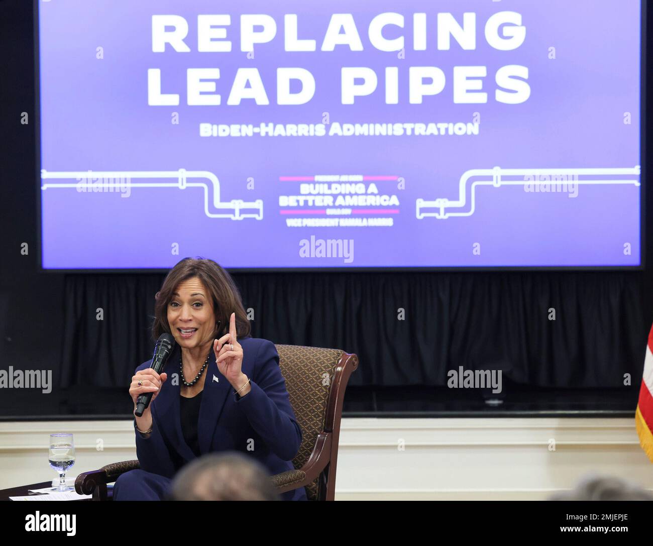 Il Vice Presidente degli Stati Uniti Kamala Harris si rivolge a un incontro di funzionari statali e locali, leader del lavoro e NGOs provenienti da tutti gli Stati Uniti durante un accelerato Lead Pipe Replacement Summit alla Casa Bianca Venerdì 27 gennaio 2023 a Washington D.C.. Credito: Jemal Countess / piscina via CNP Foto Stock