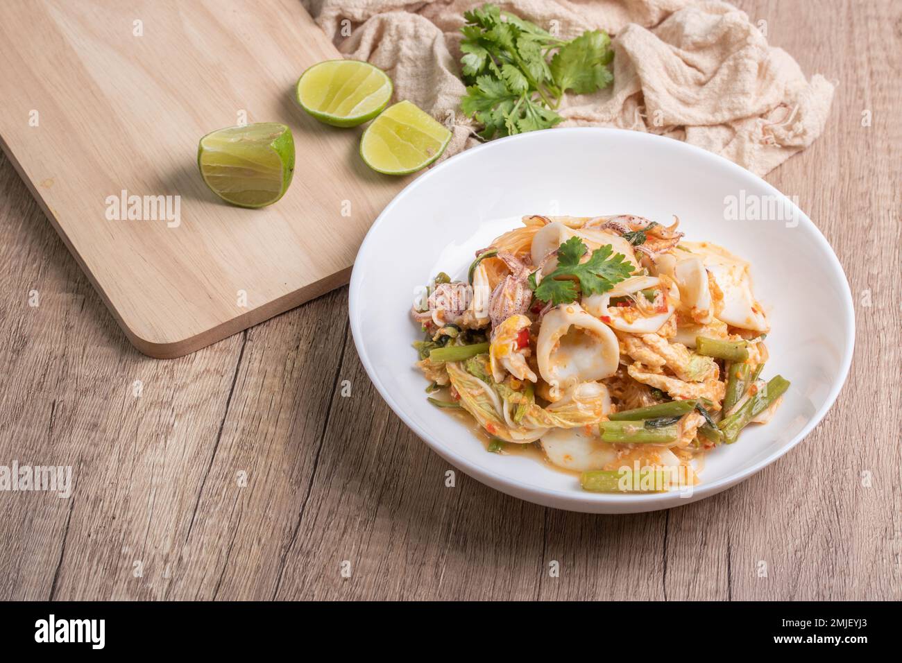 Sukiyaki cibo tailandese calamari secchi in ciotola bianca su sfondo di legno Foto Stock