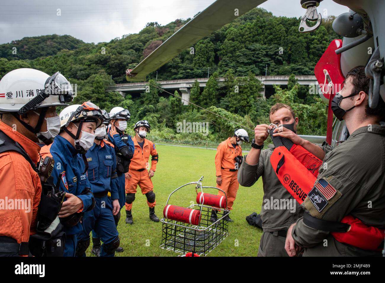 220828-N-DM318-1080 AIKAWA TOWN, Giappone (28 agosto 2022) Aircrewman Navale (elicottero) 2nd Classe Coleman Krallis e Aircrewman Navale (elicottero) 2nd Classe Joey Meyers, assegnato ai “Falchi d'oro” di Helicopter Sea Combat Squadron (HSC) 12, dalla Naval Air Facility (NAF) Atsugi, Visualizzare le attrezzature di salvataggio dopo la conclusione di un esercizio di salvataggio di emergenza bilaterale con i servizi di emergenza di Aikawa Town Japan. NAF Atsugi supporta la preparazione al combattimento di Commander, Carrier Air Wing FIVE (CVW 5), Helicopter Maritime Strike Squadron FIVE ONE (HSM-51) e 30 altri comandi e fornisce tenant Foto Stock