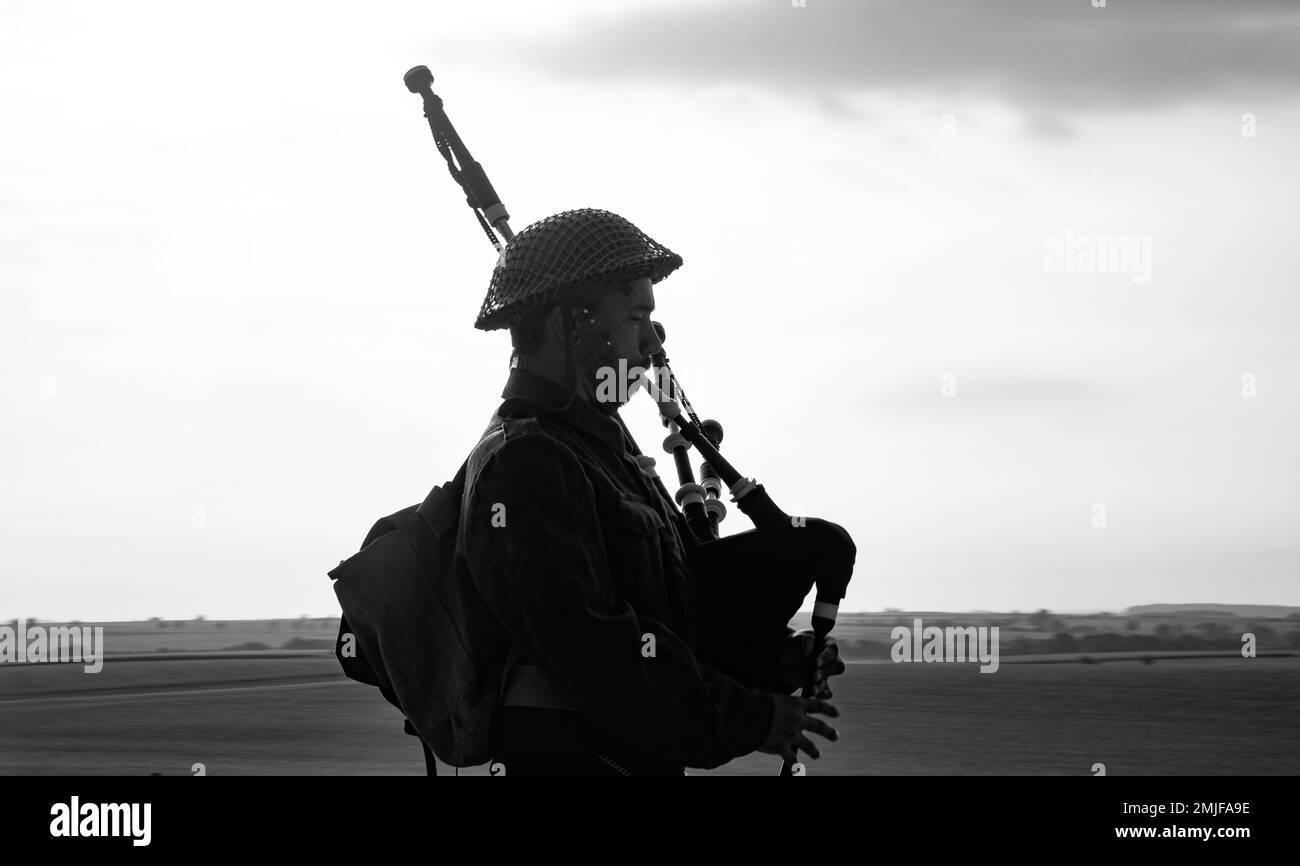 Un bagpier, vestito in una replica militare britannica uniforme della seconda guerra mondiale, suona presso l'annuale Tanks in Town Memorial re-enactment evento a Estinnes, Belgio, il 28 agosto 2022. Bagpipers, come il famoso William Millin, che notoriamente ha giocato le sue pipe sotto il fuoco sulle spiagge della Normandia, sono stati a volte utilizzati durante la battaglia per aiutare le truppe di ispirazione e rinvigorire lo spirito di combattimento. Foto Stock
