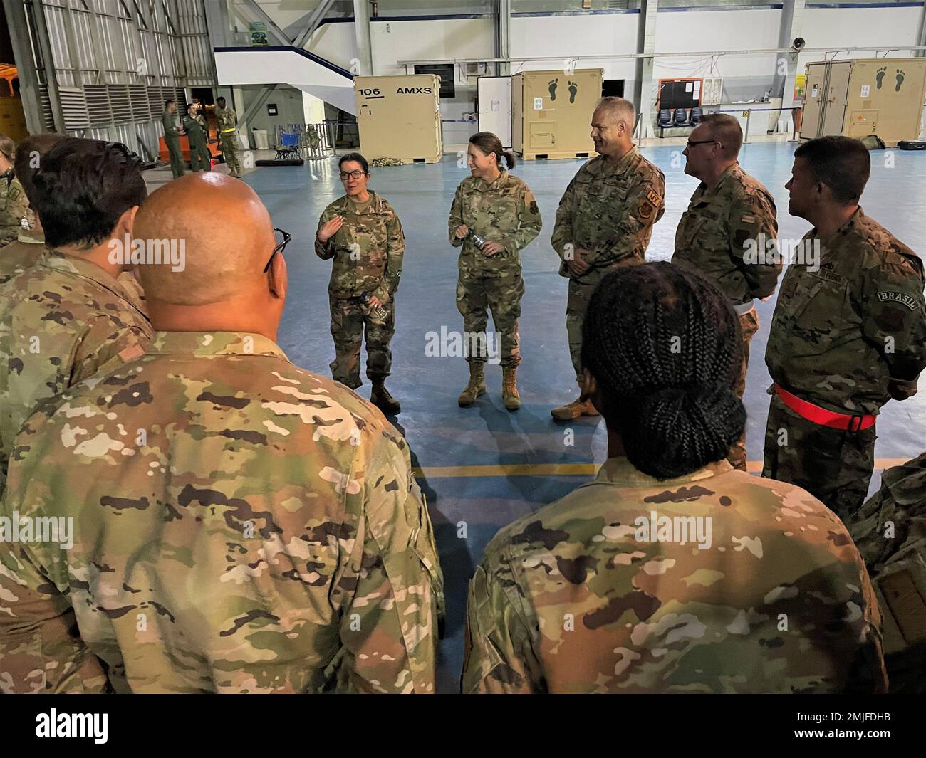 New York Air National Guard 106th Rescue Wing i membri del team di manutenzione parlano con Brig. Denise Donnell, il comandante della Guardia Nazionale aerea di New York e del Brig Gen. Isabel Smith, il direttore della Guardia Nazionale di New York del personale congiunto il 28 agosto 2022 vicino a campo Grande, Brasile. Centocinque membri della Guardia Nazionale aerea di New York hanno partecipato al 5th° anno brasiliano Joint Exercise TAPIO tenutosi a campo Grande, Brasile, dal 20 al 31 agosto 2022. Foto Stock