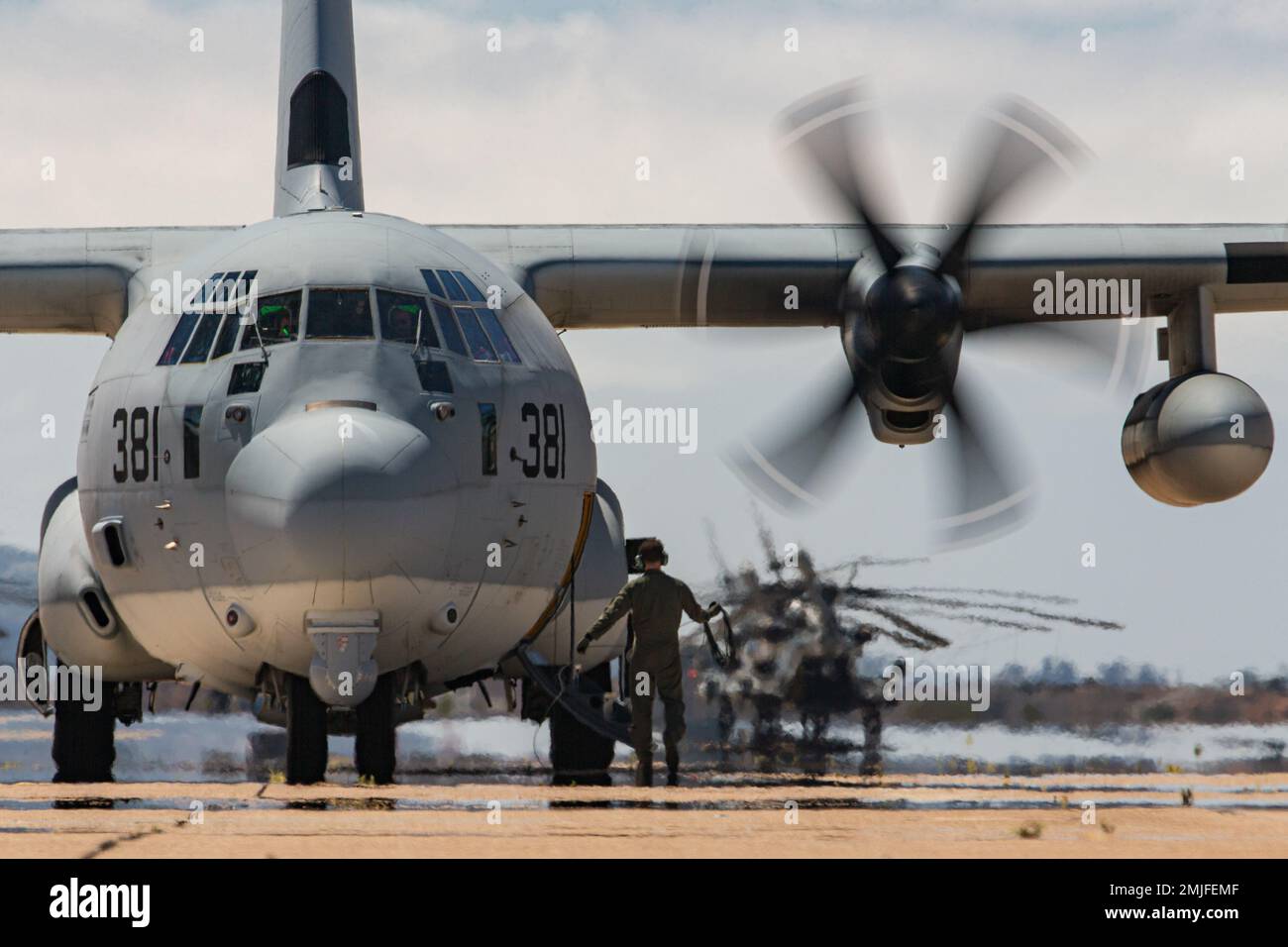 STATI UNITI Corpo Marino Lance CPL. Brendan Hanson, un KC-130J HERCULES loadmaster con Marine Aerial Refueler Transport Squadron (VMGR) 252, aiuta a eseguire gli avviamenti del motore al corpo Marino Air Station Miramar, California, 28 agosto 2022. VMGR-252 addestrato nel supporto in close-air utilizzando il Harvest Hercules Airborne Weapons Kit. VMGR-252 è un subordinato di 2nd Marine Aircraft Wing, l'elemento di combattimento aereo della II Marine Expeditionary Force. Foto Stock