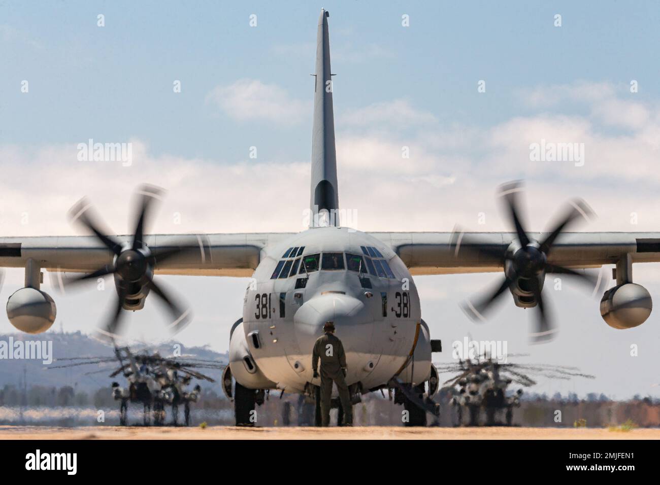 STATI UNITI Corpo Marino Lance CPL. Brendan Hanson, un KC-130J HERCULES loadmaster con Marine Aerial Refueler Transport Squadron (VMGR) 252, aiuta a eseguire gli avviamenti del motore al corpo Marino Air Station Miramar, California, 28 agosto 2022. VMGR-252 addestrato nel supporto in close-air utilizzando il Harvest Hercules Airborne Weapons Kit. VMGR-252 è un subordinato di 2nd Marine Aircraft Wing, l'elemento di combattimento aereo della II Marine Expeditionary Force. Foto Stock