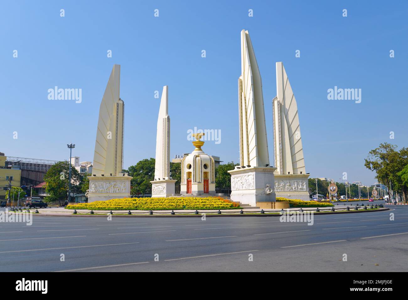 BANGKOK, THAILANDIA - 12 DICEMBRE 2016: Monumento alla democrazia in una giornata di sole Foto Stock