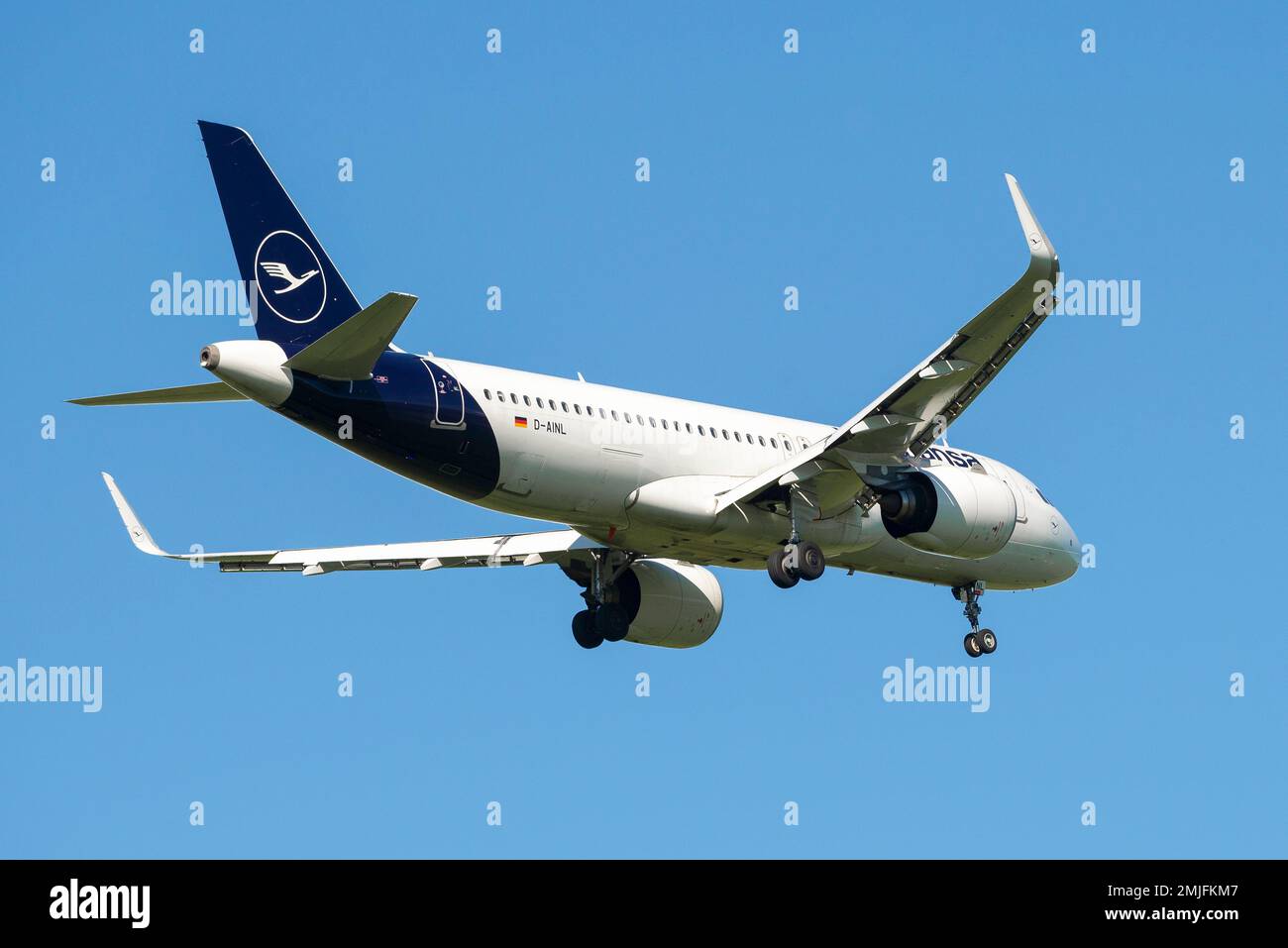 SAN PIETROBURGO, RUSSIA - 29 MAGGIO 2021: Airbus A320neo (D-AILN) delle compagnie aeree Lufthansa arriva per l'atterraggio in un cielo blu senza nuvole Foto Stock